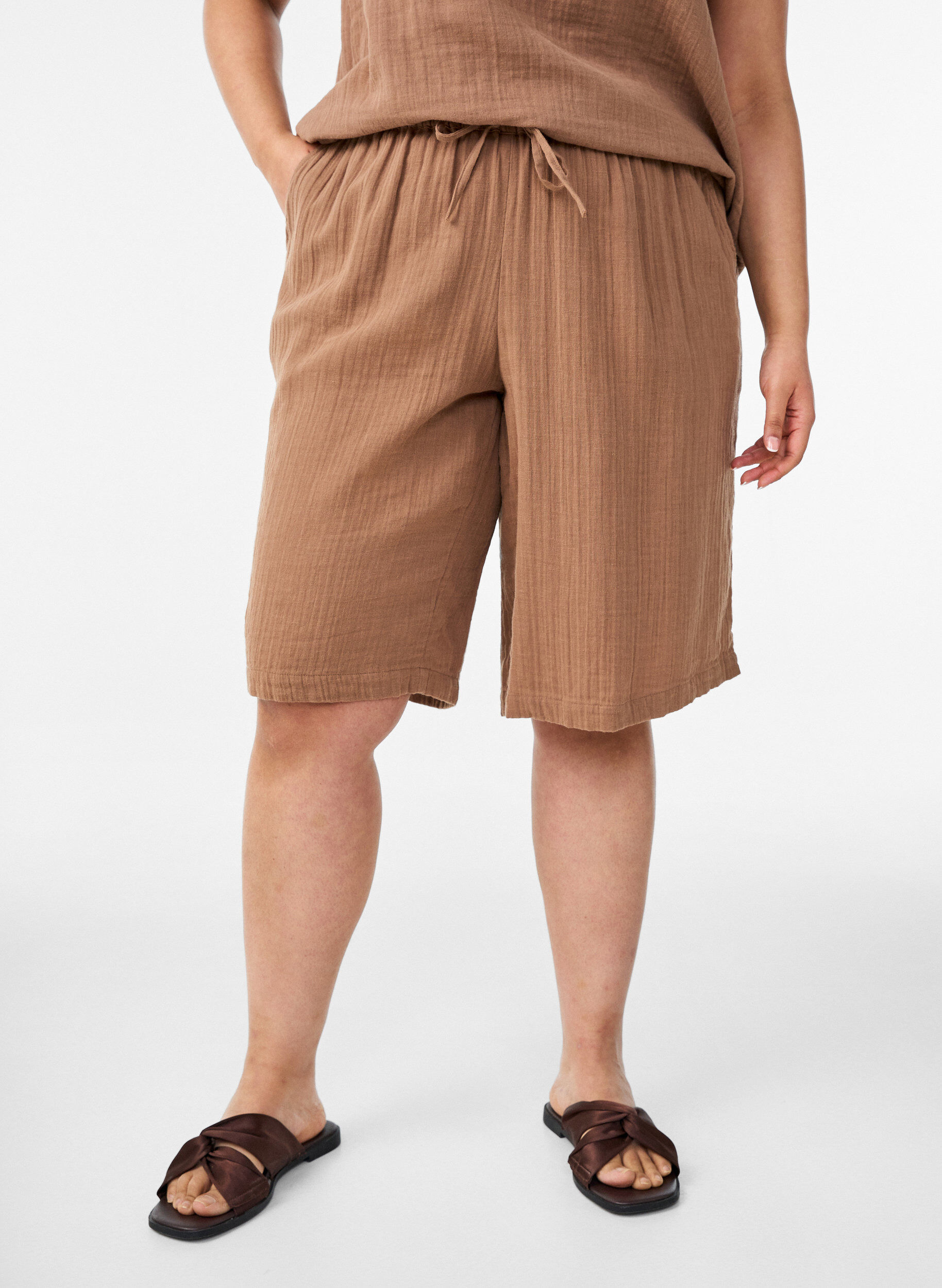 ZizziLockere Shorts aus Baumwollmusselin mit hoher Taille, Braun, Model image number 0