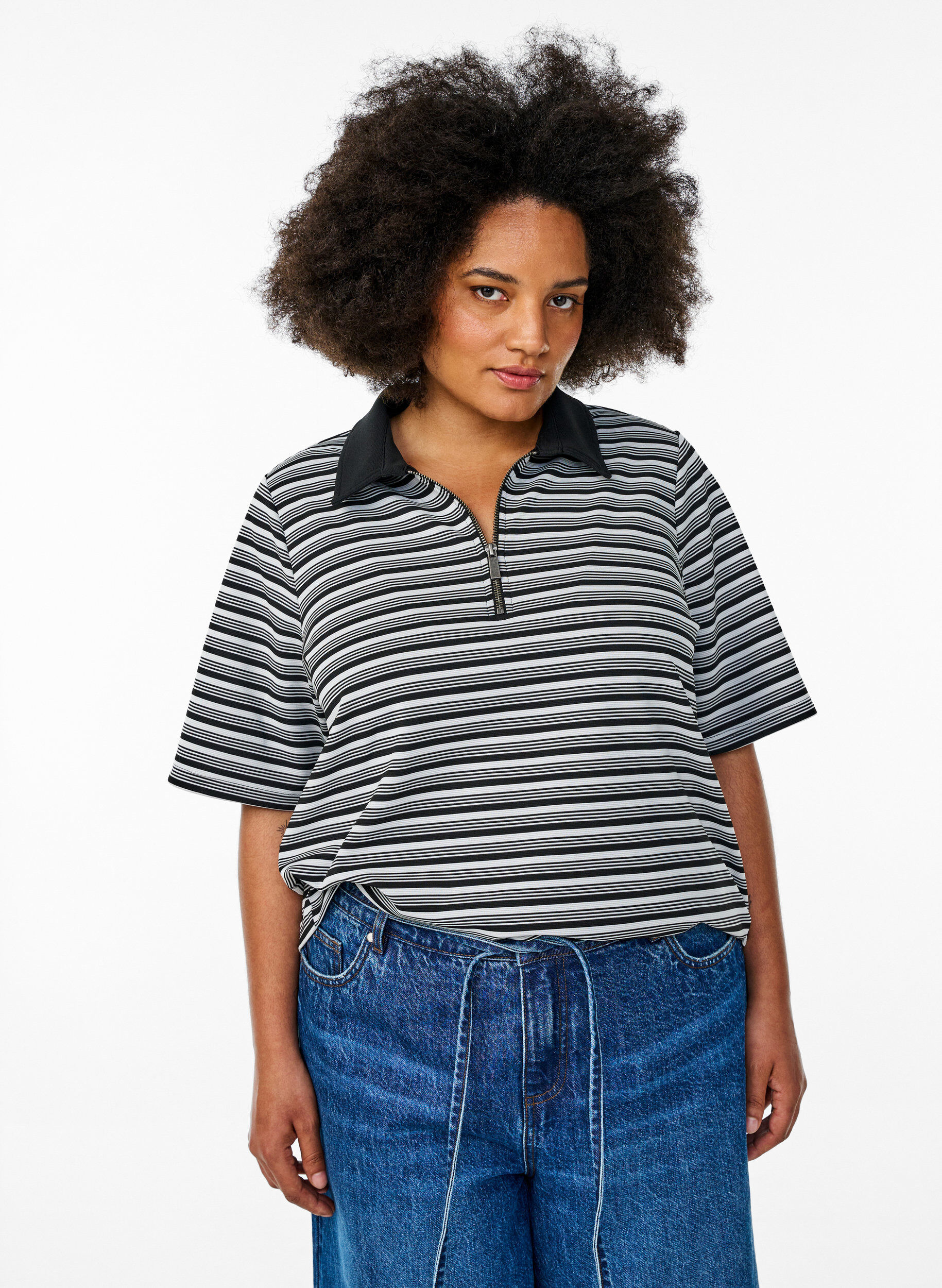 Kurz&auml;rmliges Poloshirt mit Streifen und Rei&szlig;verschluss, Schwarz, Model