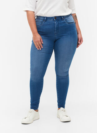 Super Slim Amy Jeans mit hoher Taille, Light blue, Model image number 2