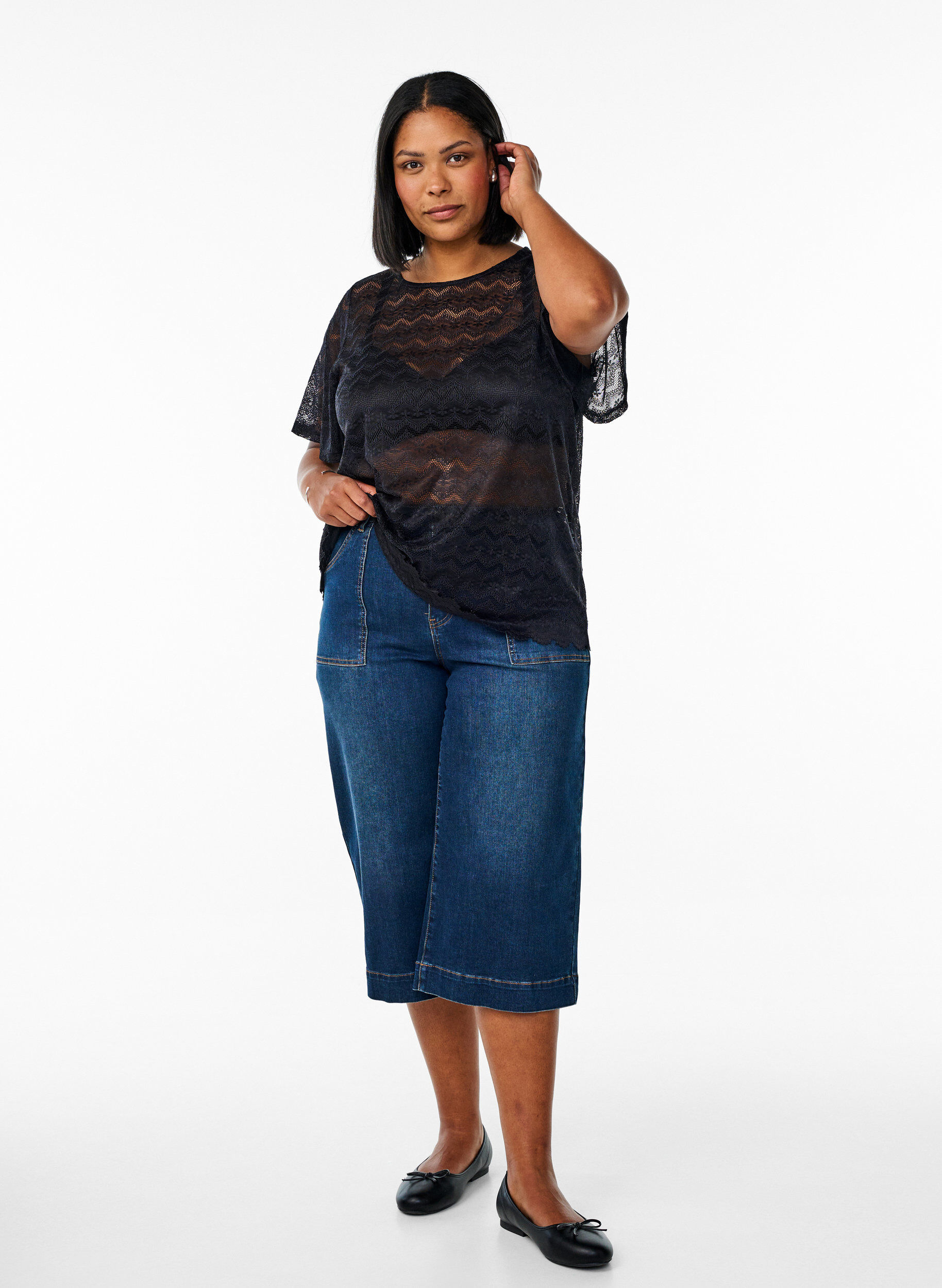 ZizziSpitzenbluse mit kurzen &Auml;rmeln und wellenf&ouml;rmigem Saum, Schwarz, Model image number 1