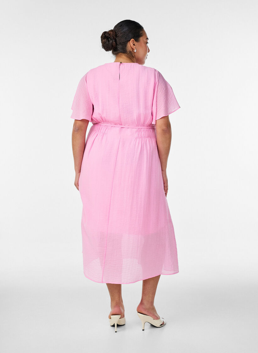 Kn&ouml;chellanges Kleid mit Fl&uuml;gel&auml;rmeln und Bindeg&uuml;rtel, Pink, Model