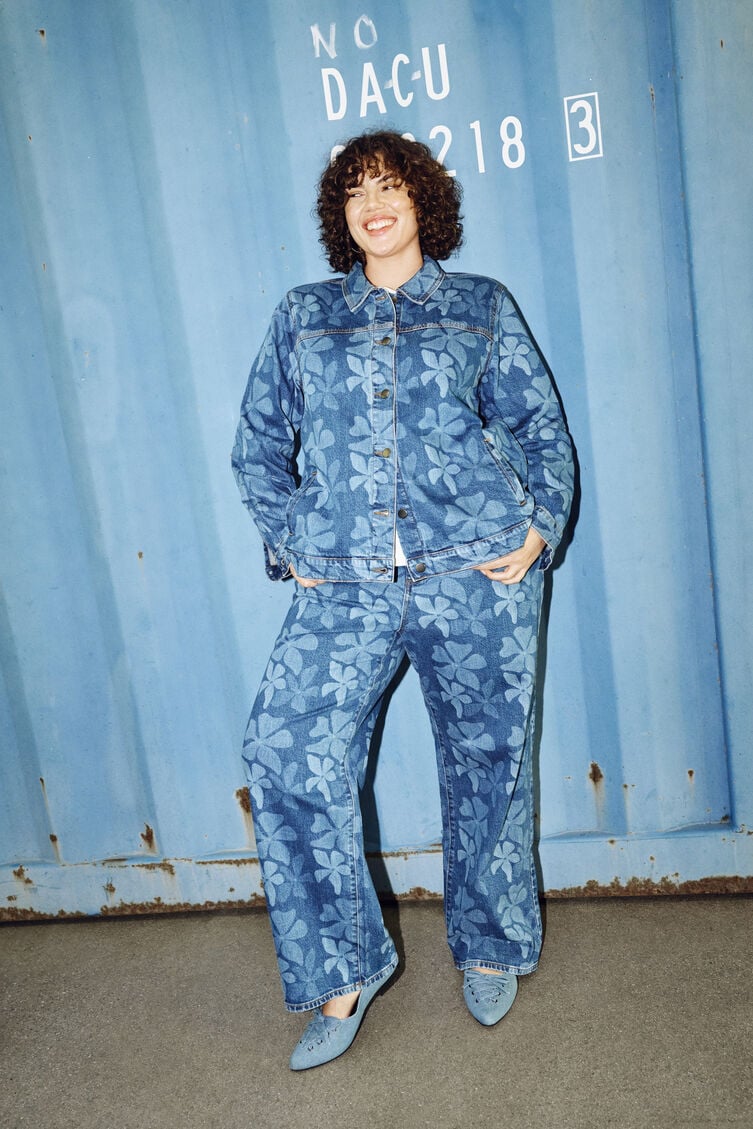 Jeansjacke mit Blumenmuster, , Model