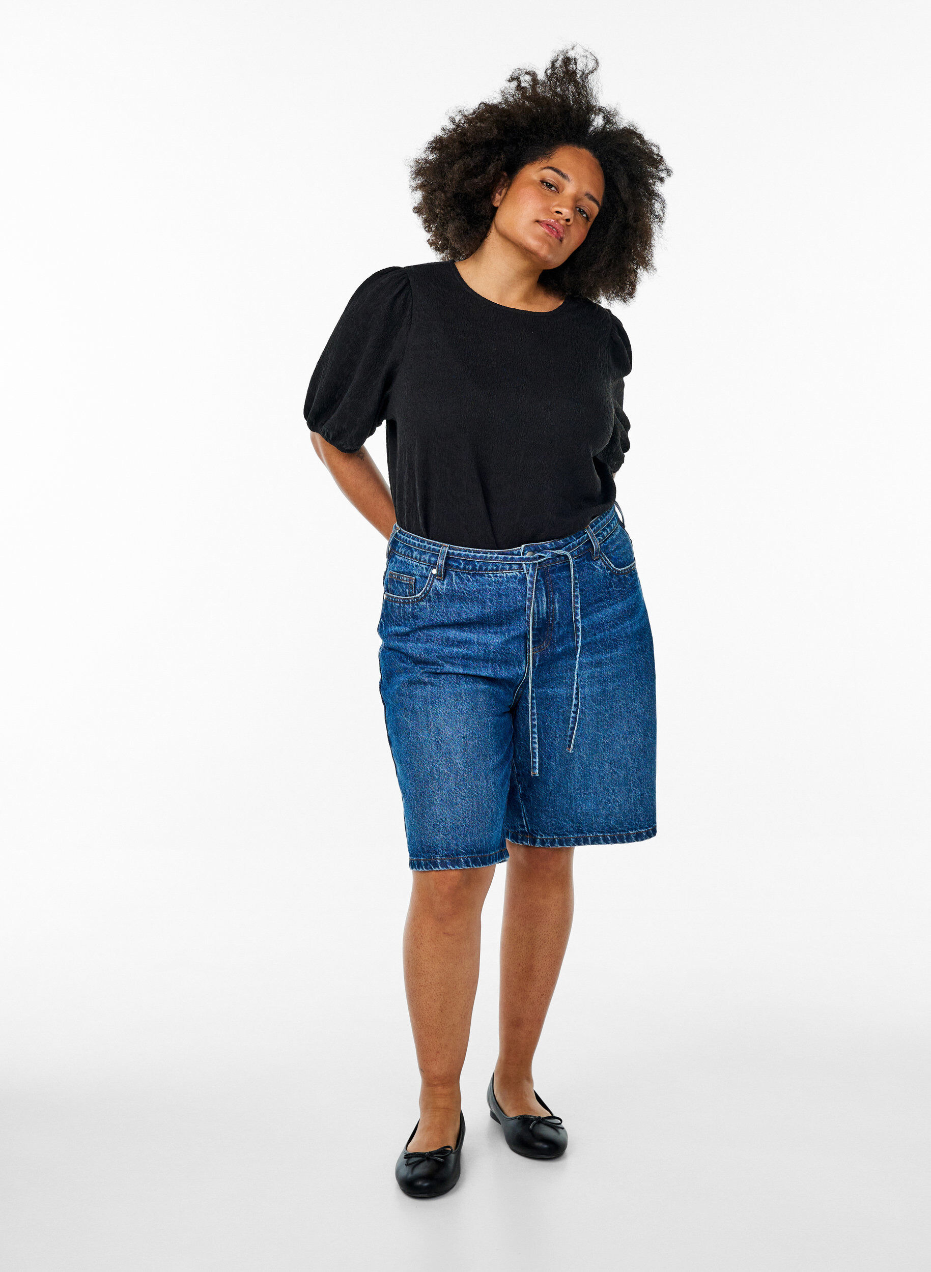 ZizziStrukturierte Bluse mit kurzen &Auml;rmeln, Schwarz, Model image number 1