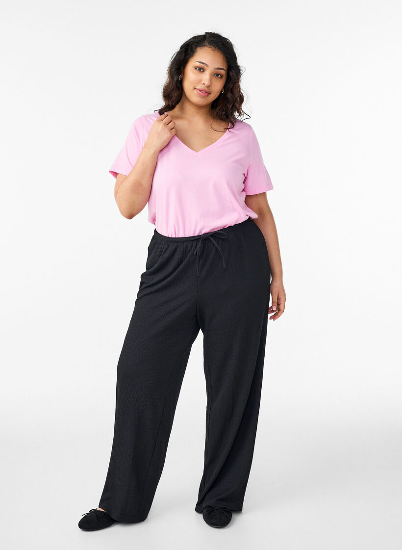 T-Shirt mit V-Ausschnitt, Pink, Model image number 1