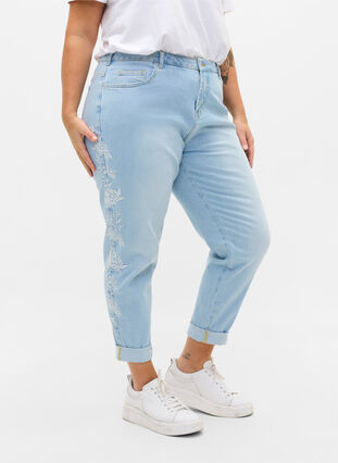 Cropped Mom Fit Mille Jeans mit Stickerei, Light blue denim, Model image number 3