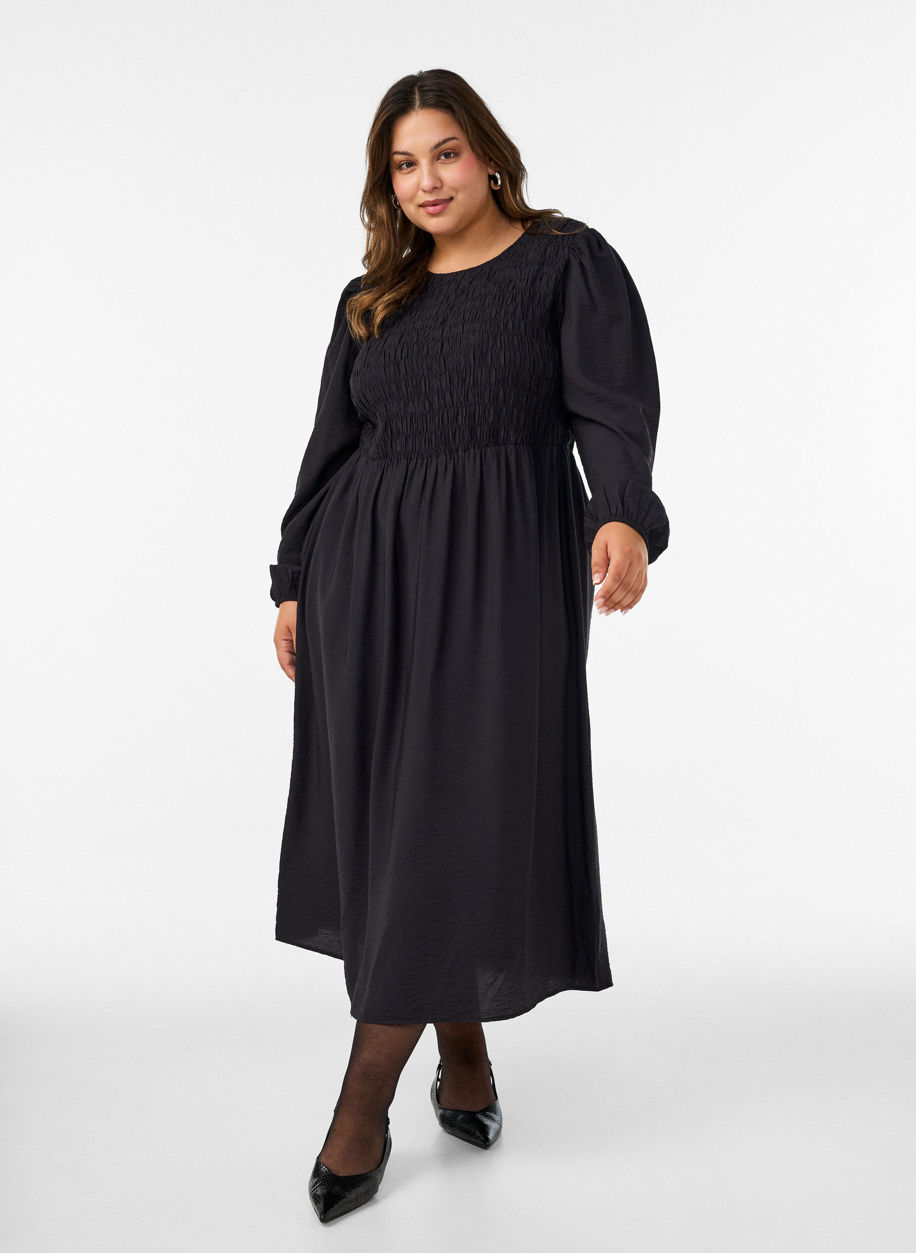 Midikleid aus Viskose mit Smock, Schwarz, Model