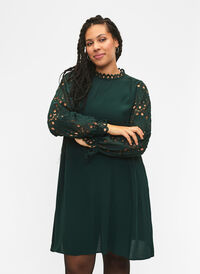 Kleid aus Viskose mit crochet Ärmeln, Scarab, Model