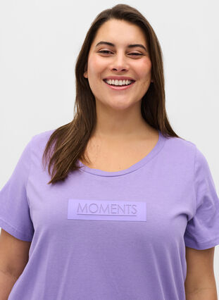 Kurzarm T-Shirt aus Baumwolle mit Aufdruck, Paisley Purple TEXT, Model image number 2
