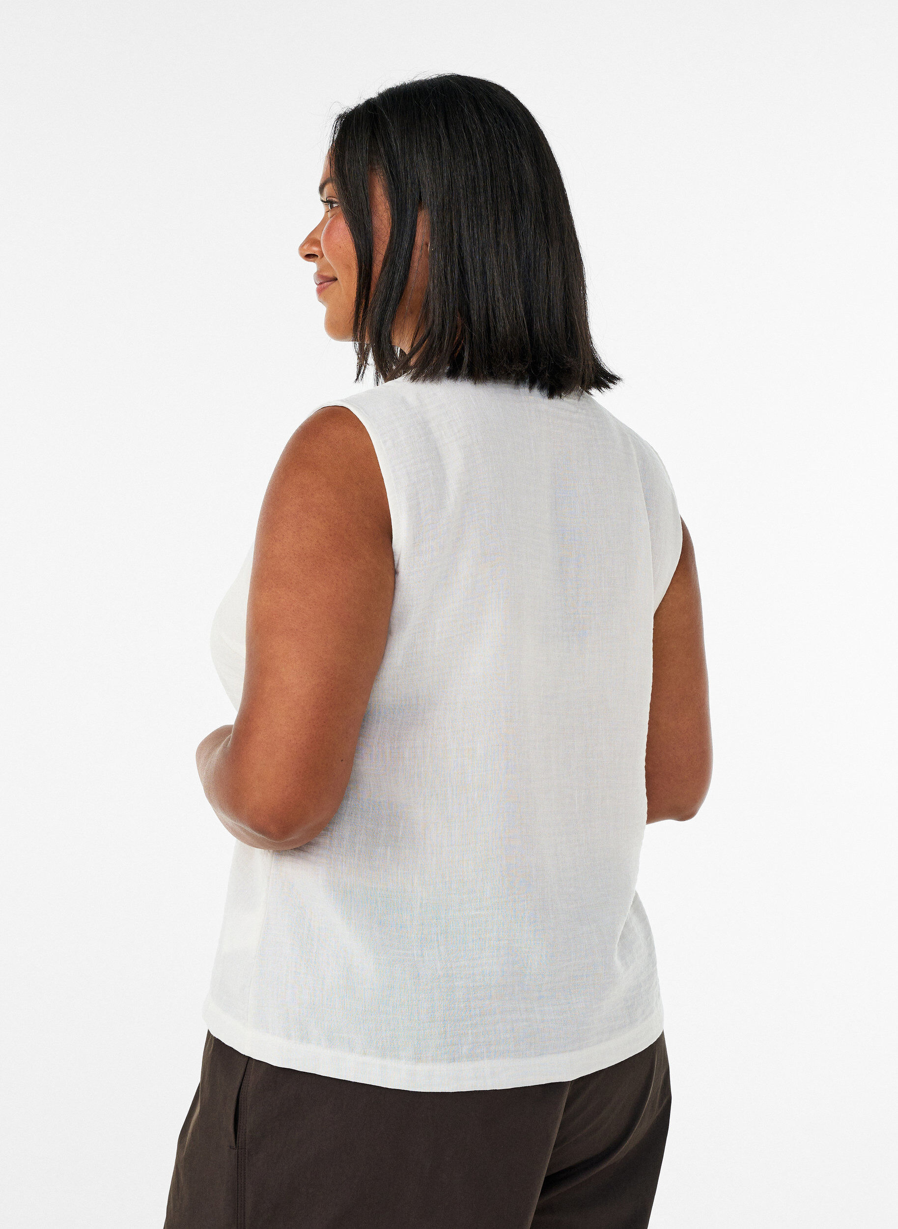 Zizzi&Auml;rmellose Weste mit V-Ausschnitt und Kn&ouml;pfen, Vanille, Model image number 2