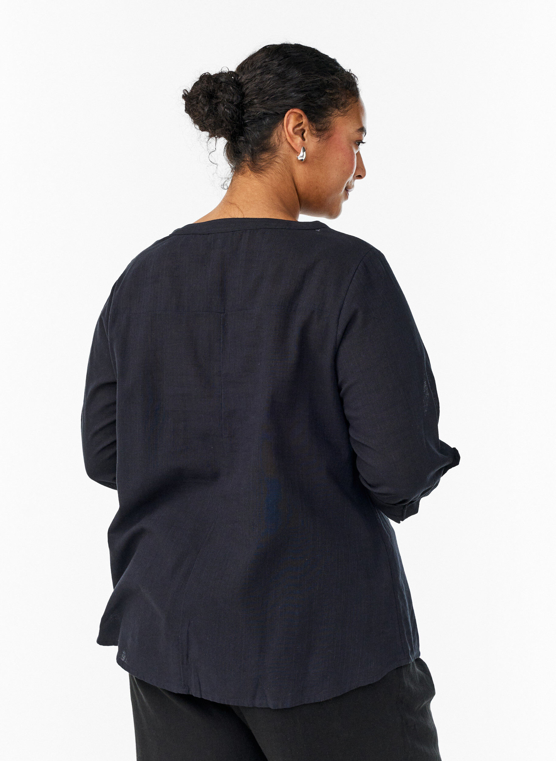 ZizziHemdbluse aus Baumwolle mit V-Ausschnitt, Schwarz, Model image number 2