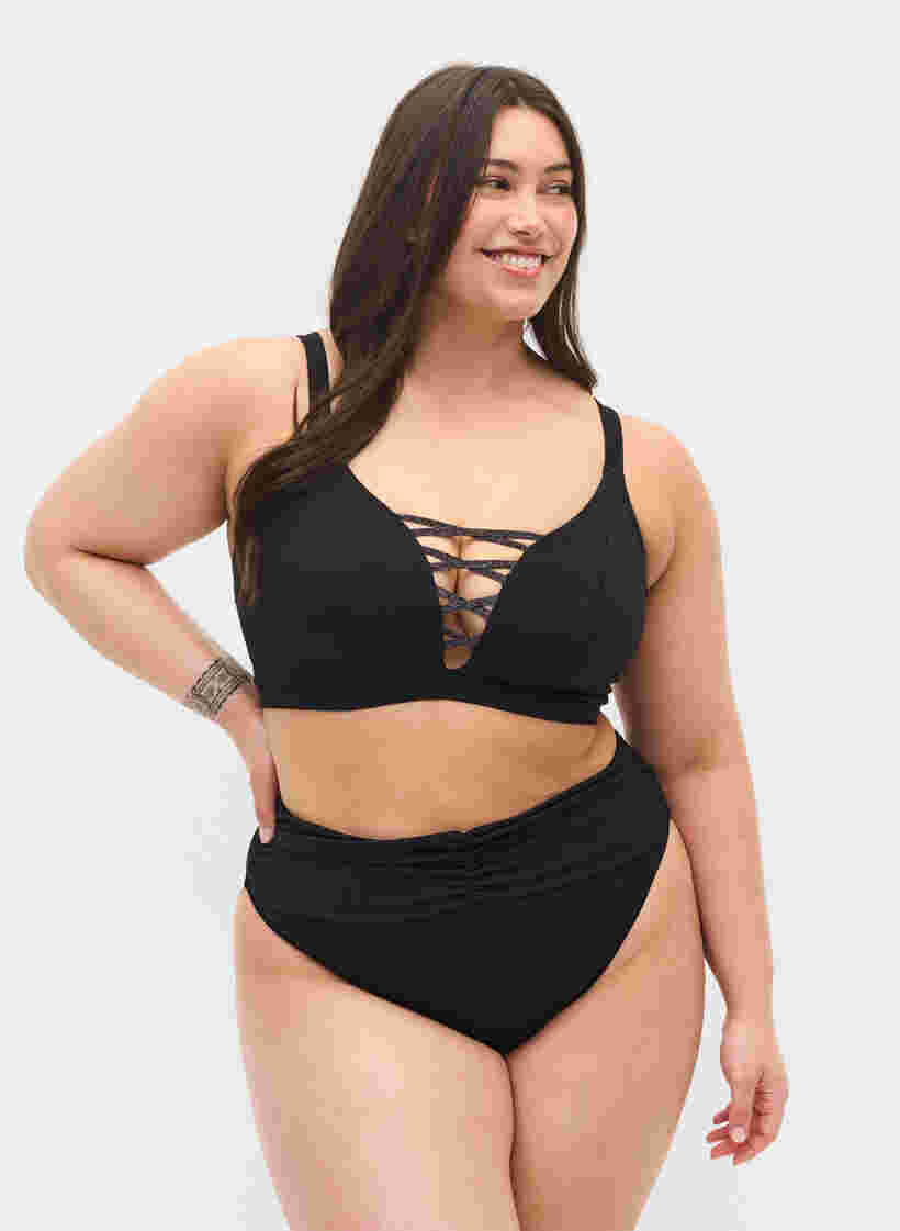 Hochtaillierter Bikinislip mit hohem Beinausschnitt, Black, Model image number 0