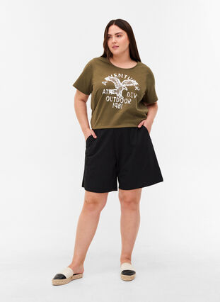 T-Shirt aus Baumwolle mit Print, Ivy Green, Model image number 2