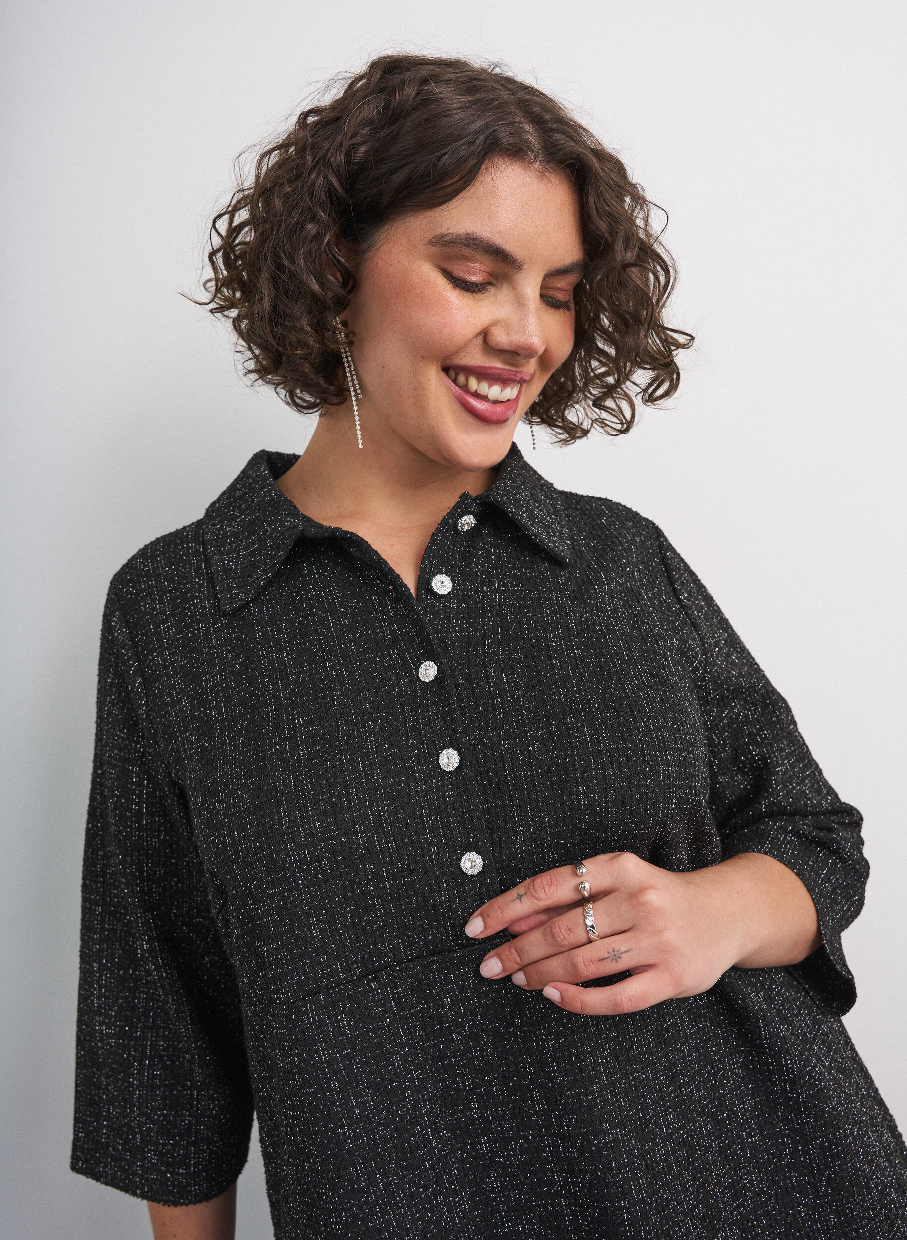 ZizziKurzes Boucl&eacute;-Kleid mit Zierkn&ouml;pfen, Schwarz, Model image number 3