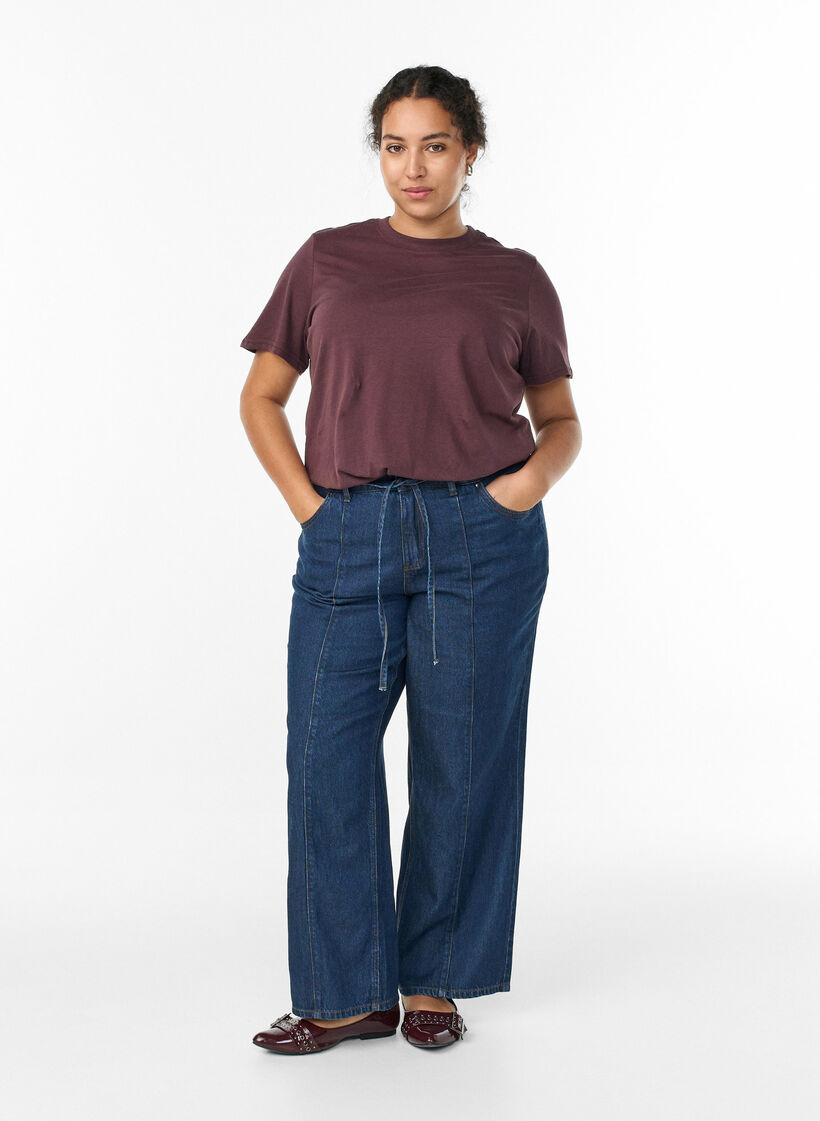 Basic-T-Shirt aus Baumwolle mit Rundhalsausschnitt, Dunkles Bordeaux, Model image number 1