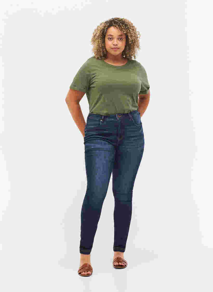 Super Slim Amy Jeans mit hoher Taille, Dark blue, Model image number 2