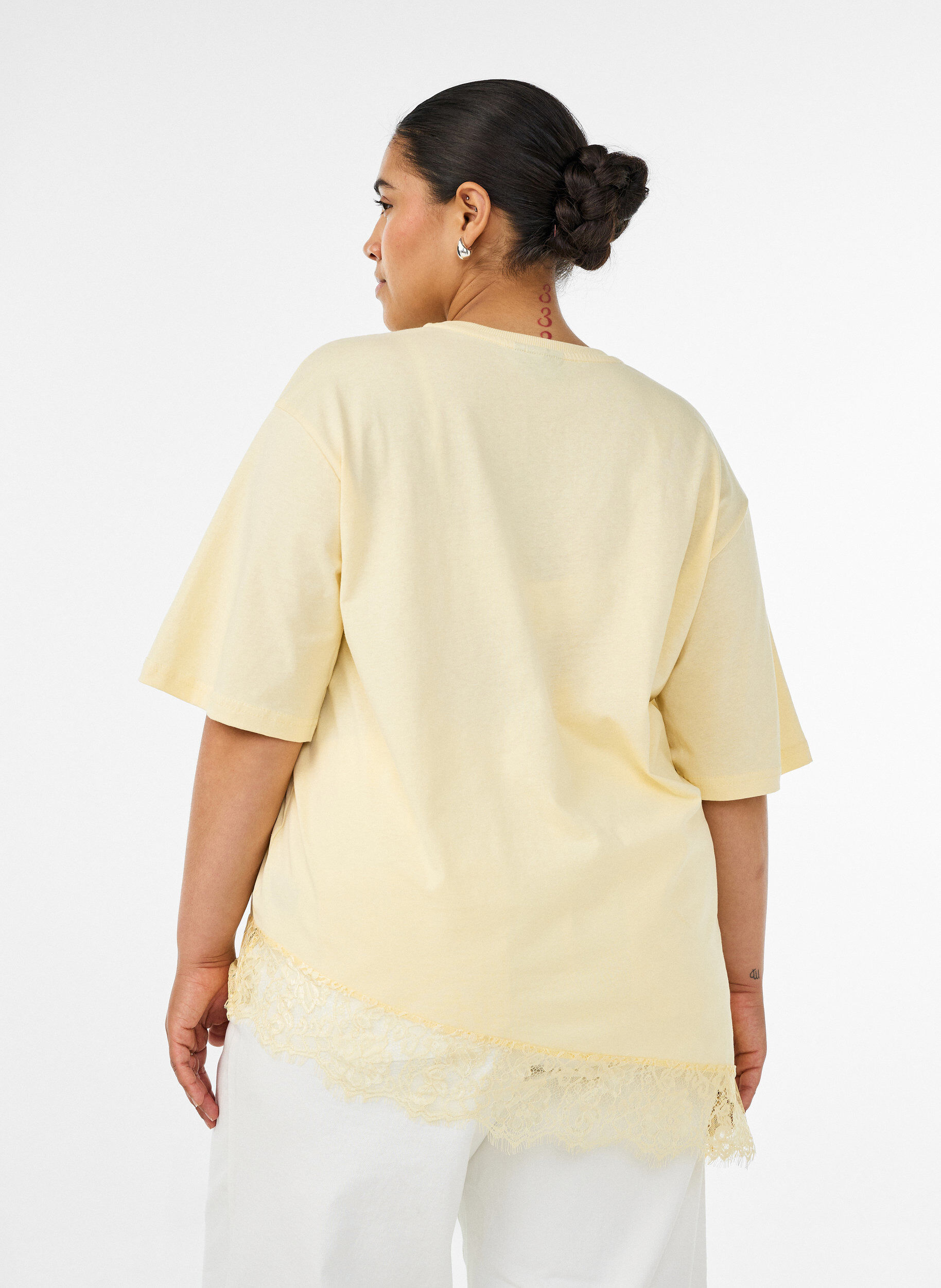 ZizziT-Shirt mit asymmetrischem Spitzensaum, Gelb, Model image number 2