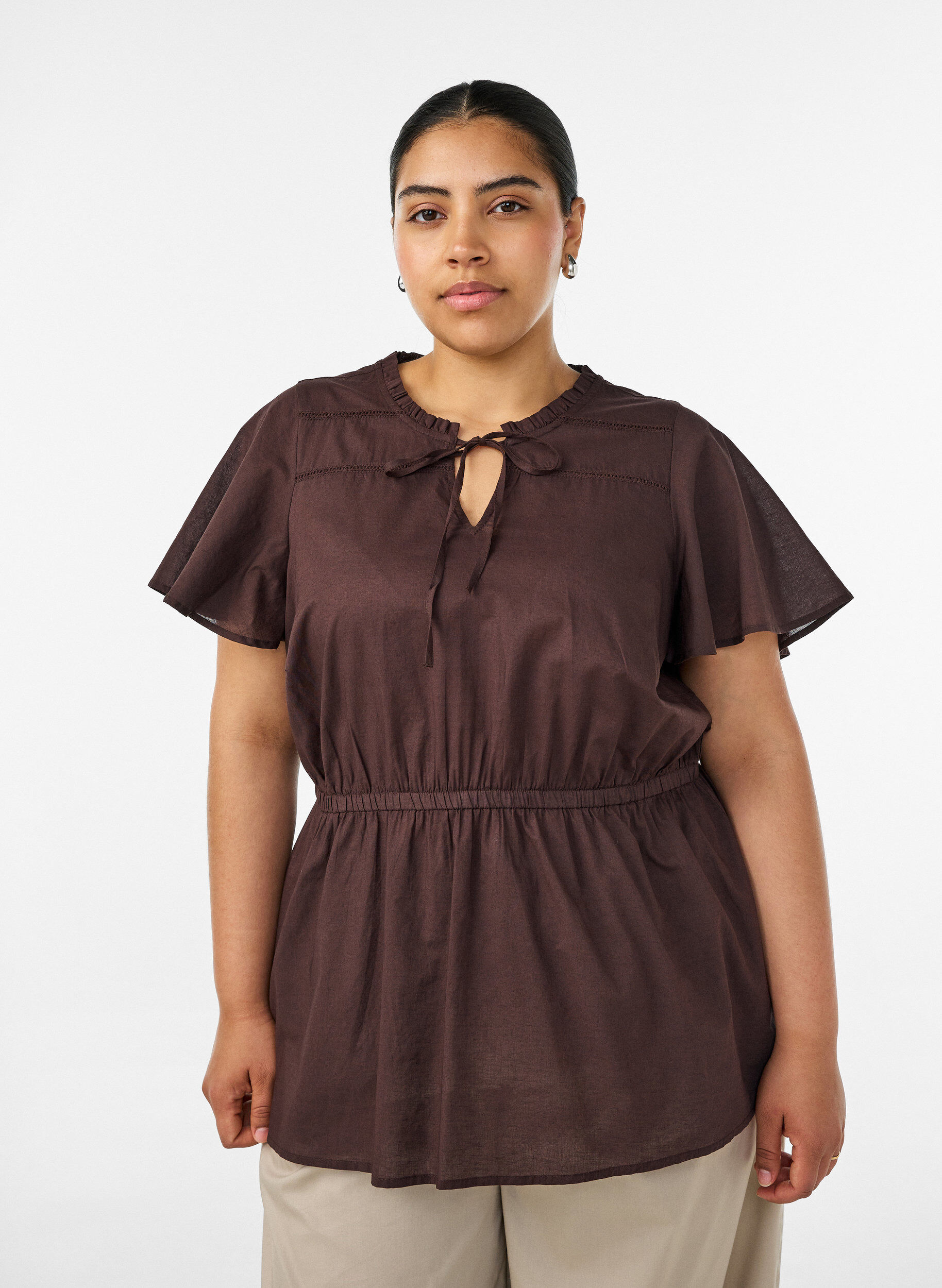 Baumwollbluse mit Bindeband und elastischer Taille, Braun, Model