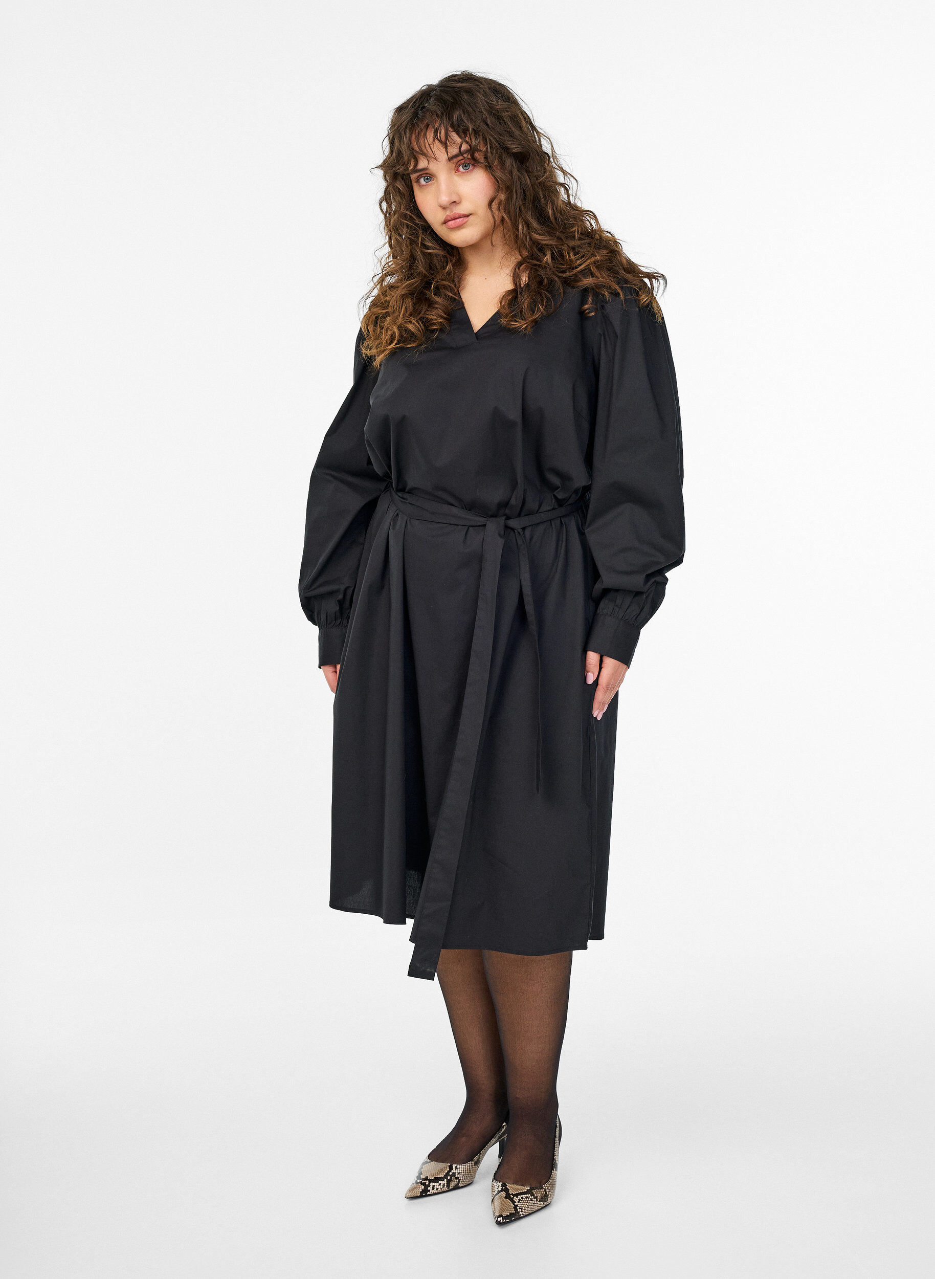 Kleid aus Bio-Baumwolle mit Bindeg&uuml;rtel, Schwarz, Model