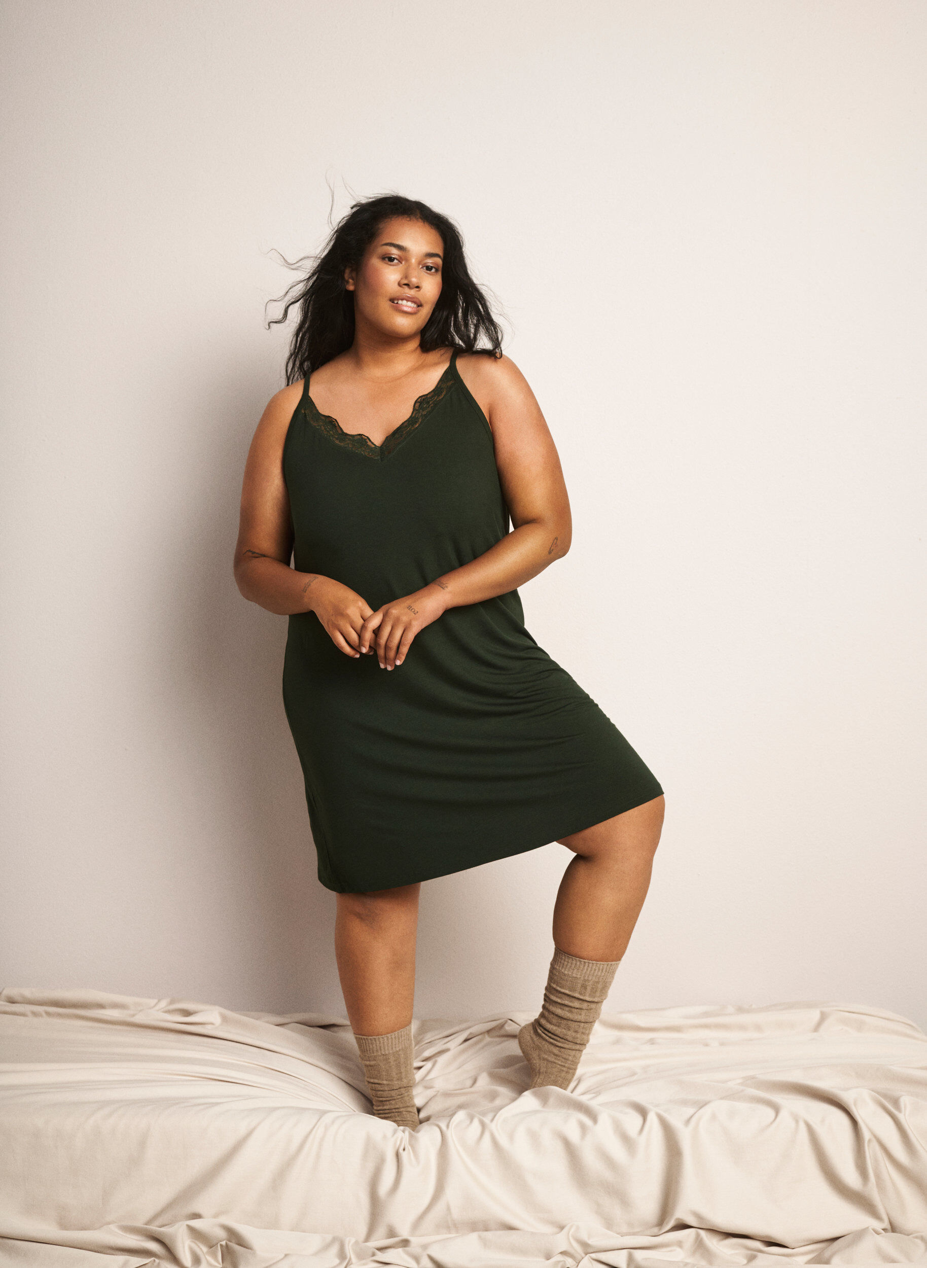 ZizziNachthemd aus Viskose mit Spitzenbesatz, Gr&uuml;n, Image image number 0