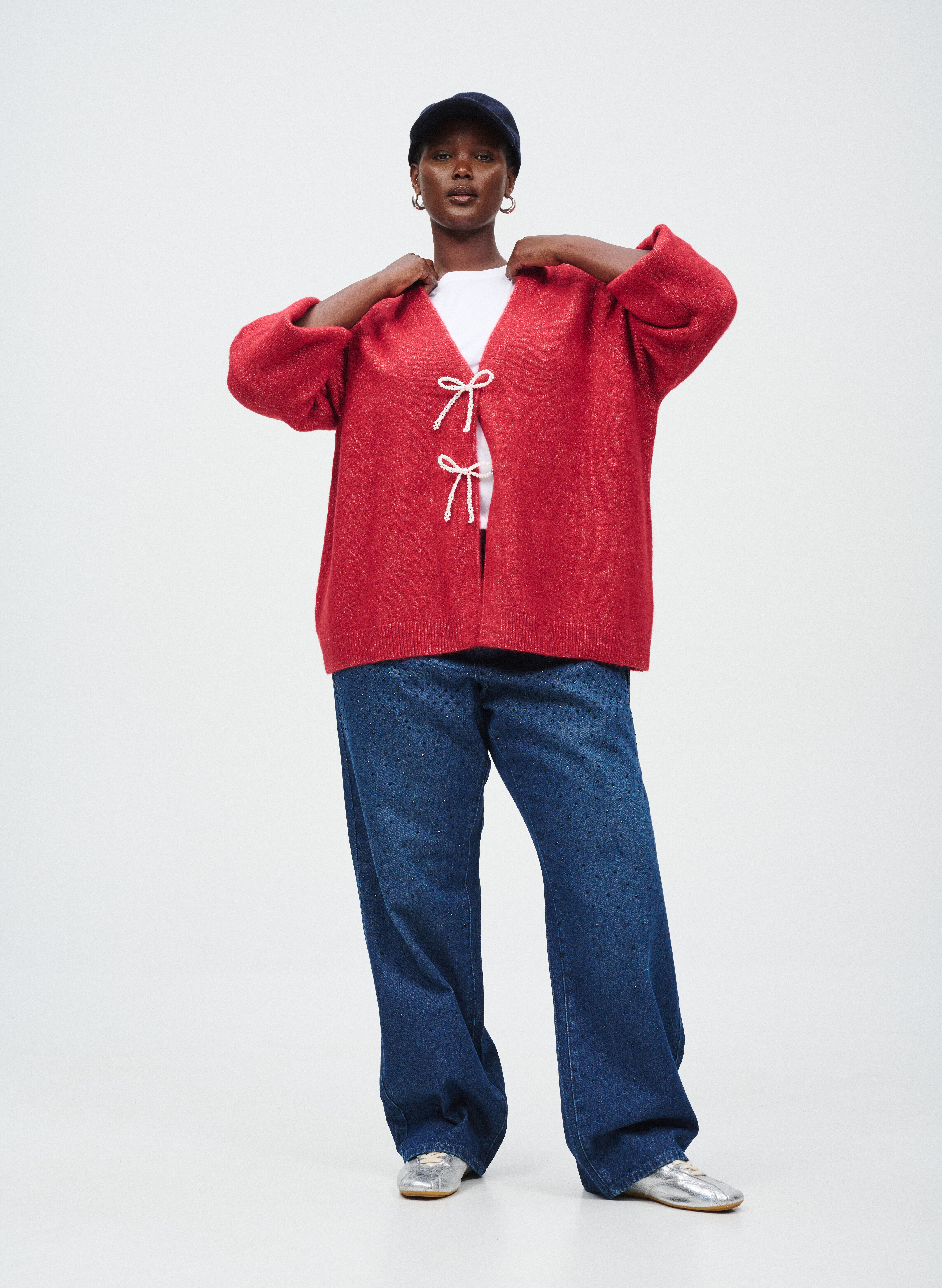 Strickjacke mit Perlenschleife, , Model