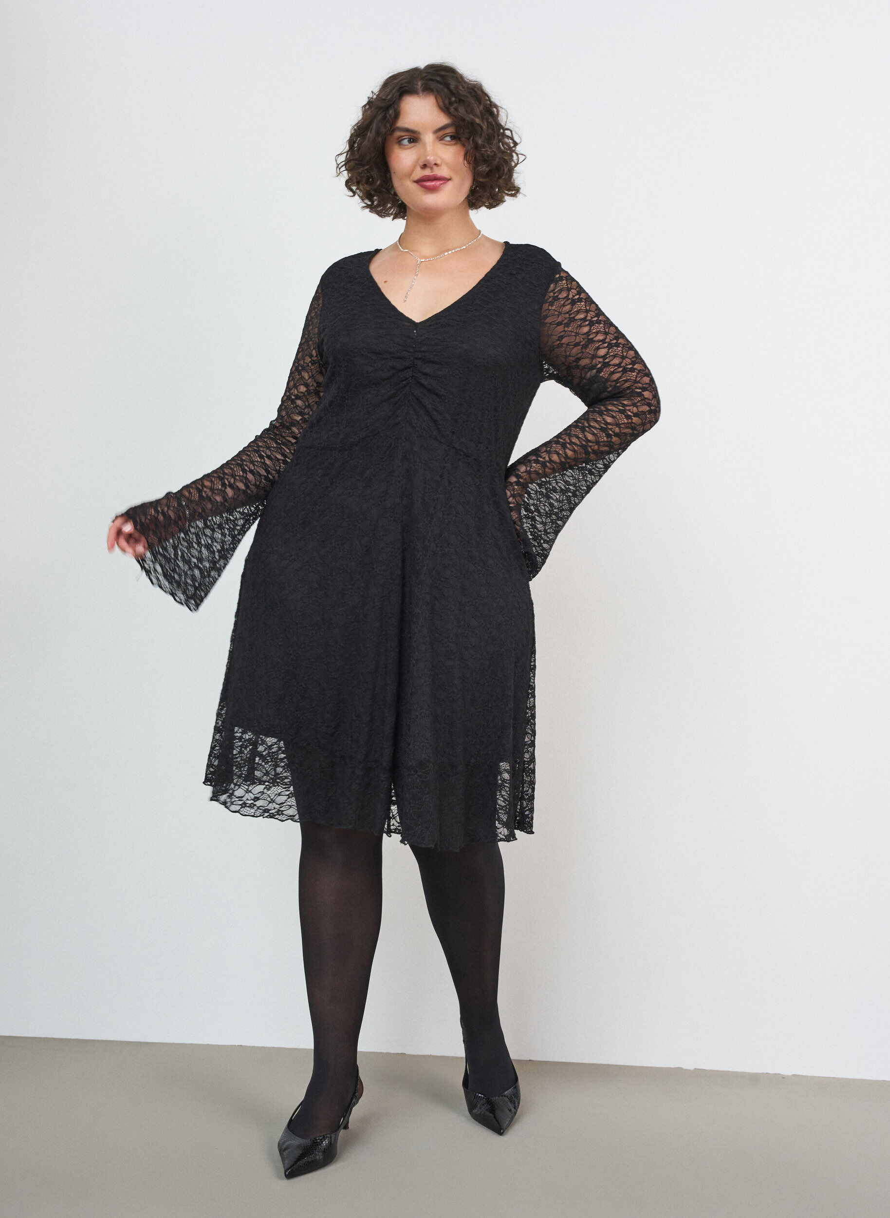 ZizziSpitzenkleid mit Trompeten&auml;rmeln und A-Linie, Schwarz, Model image number 0