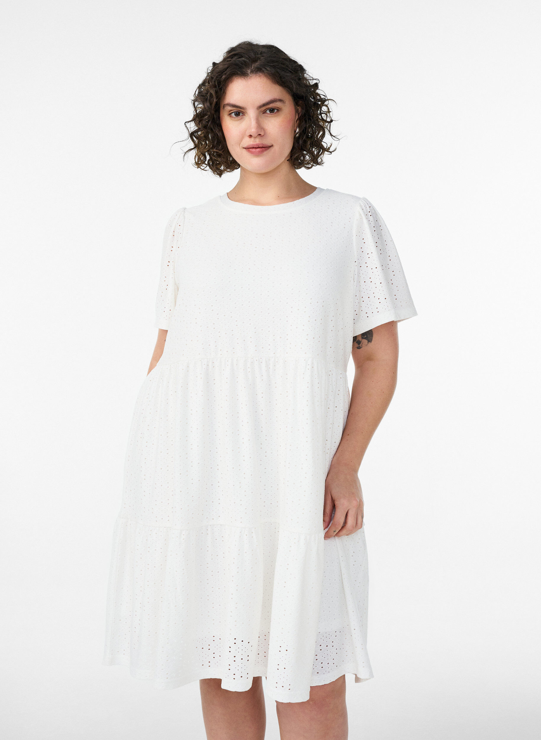 ZizziKurzes Kleid mit Spitzenmuster und Lagenrock, Wei&szlig;, Model image number 0