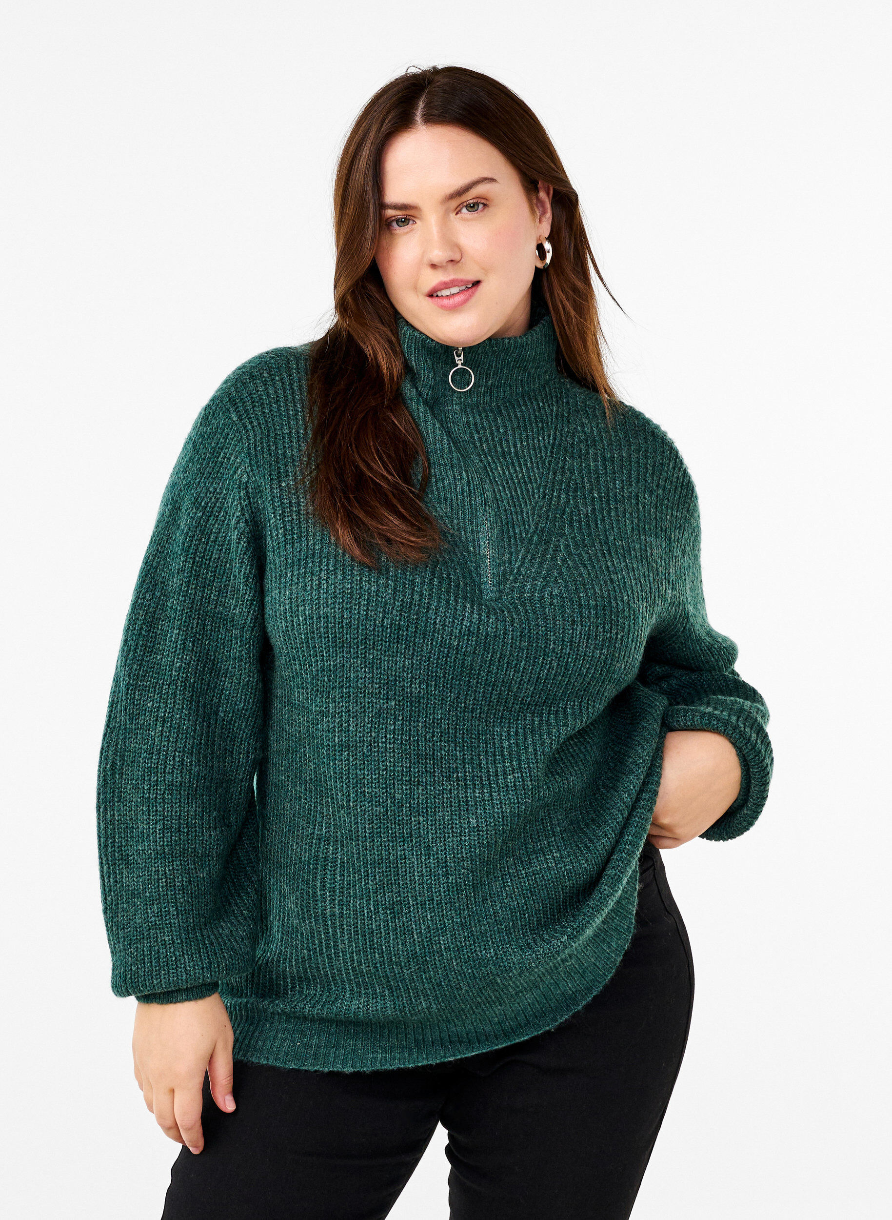 Strickpullover mit hohem Kragen und Rei&szlig;verschluss, Gr&uuml;n, Model