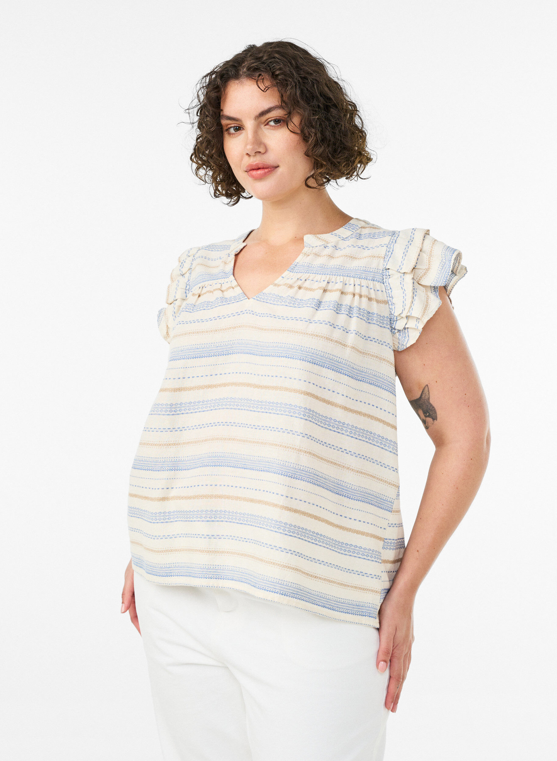 &Auml;rmellose Bluse mit R&uuml;schen und gemusterten Streifen, Vanille, Model
