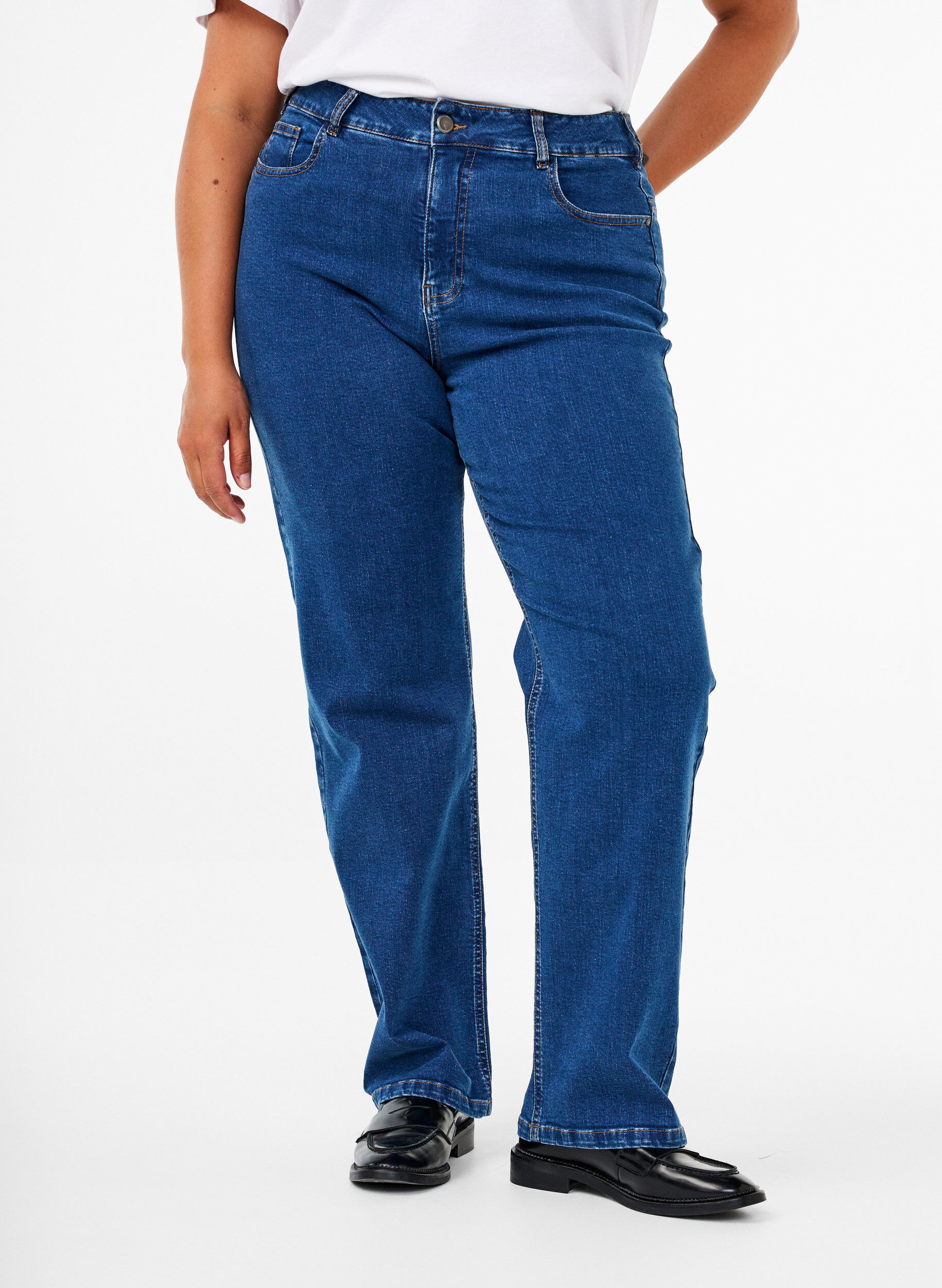 ZizziGemma Jeans mit hoher Taille und gerader Passform, Blau, Model image number 2