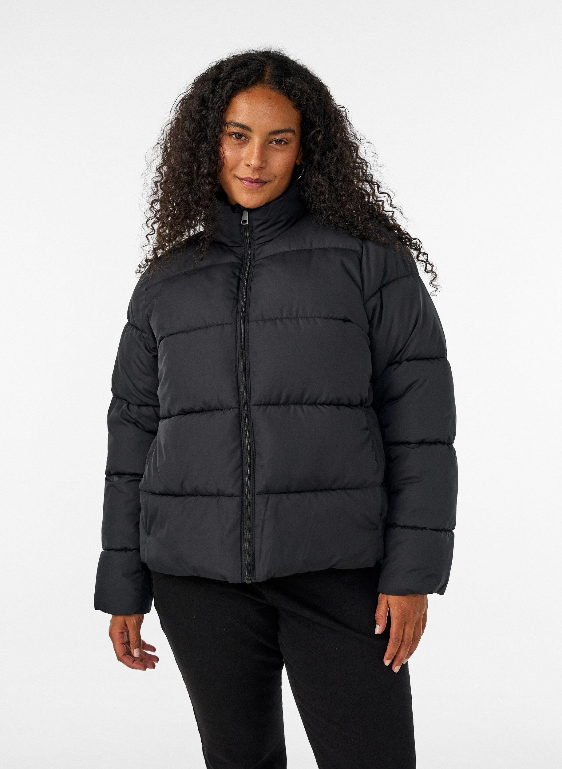 ZizziKurze Pufferjacke mit hohem Kragen, Schwarz, Model image number 0