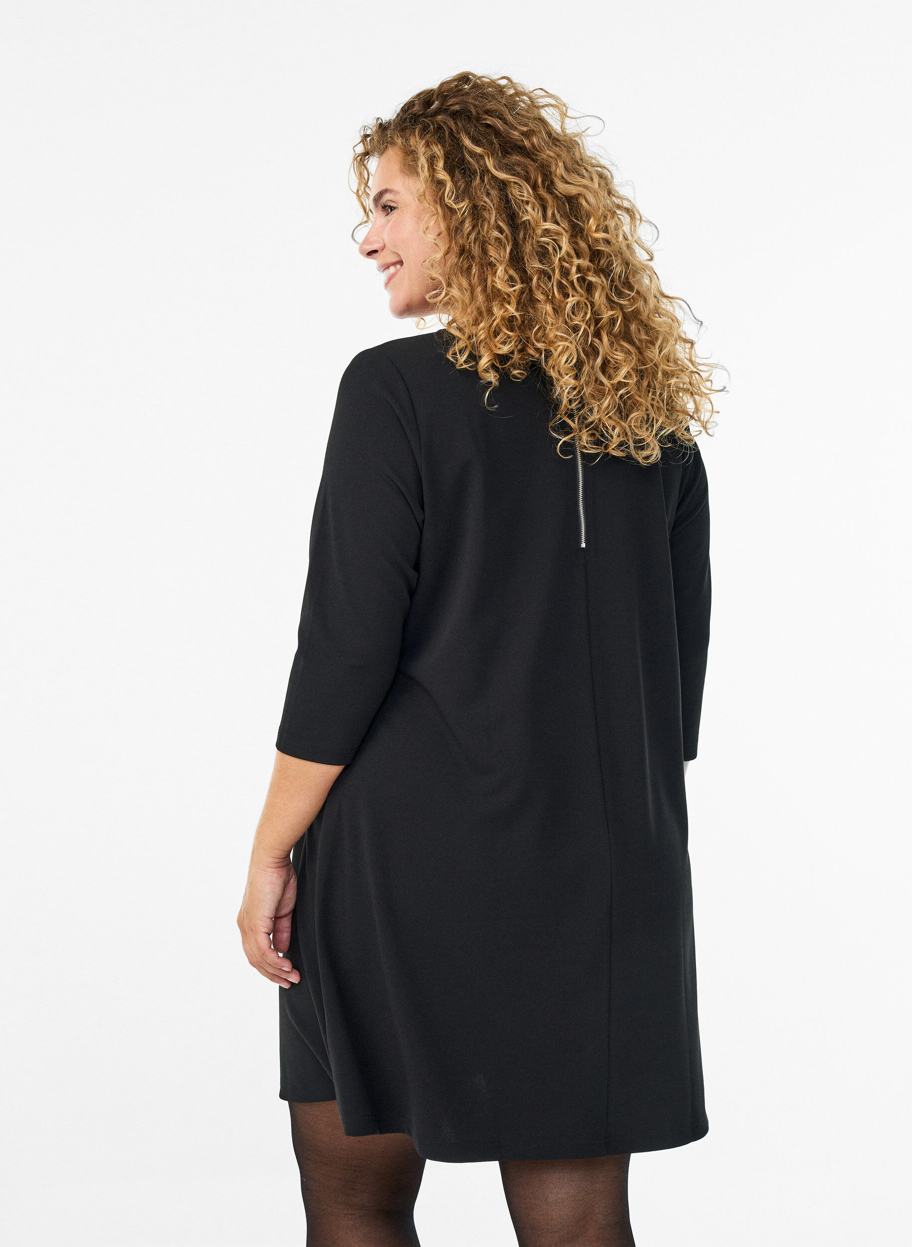 ZizziFLASH - Kurz geschnittenes A-Linien Kleid aus Webstoff mit 3/4 &Auml;rmeln, Schwarz, Model image number 2