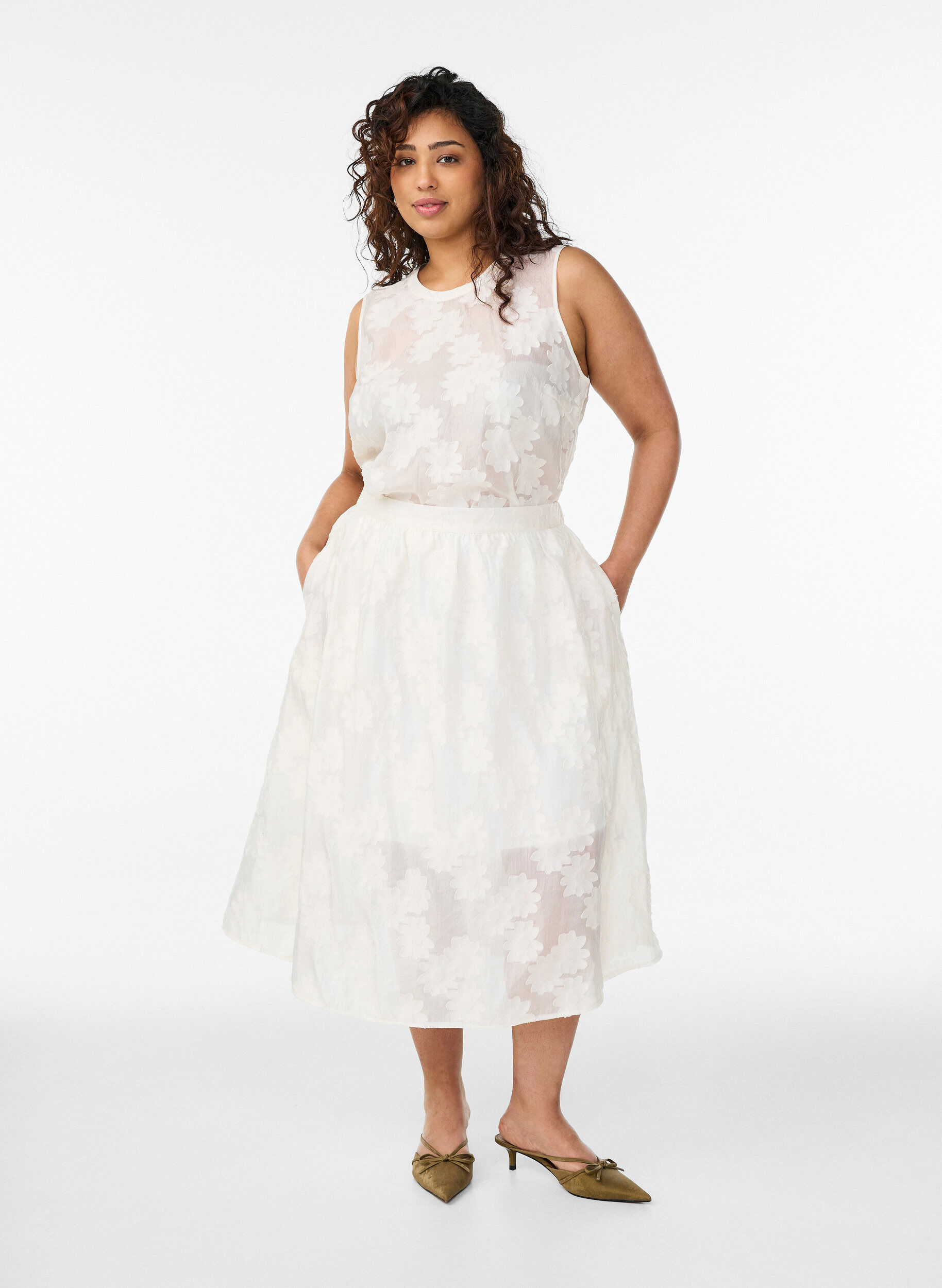 Zizzi&Auml;rmelloses Top aus Jacquard mit floraler Textur, Vanille, Model image number 1