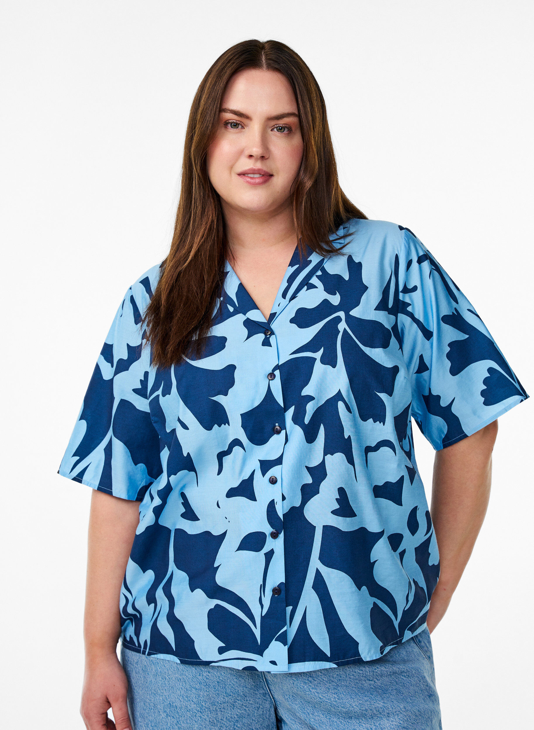 Gebl&uuml;mte Bluse mit V-Ausschnitt, Blau, Model