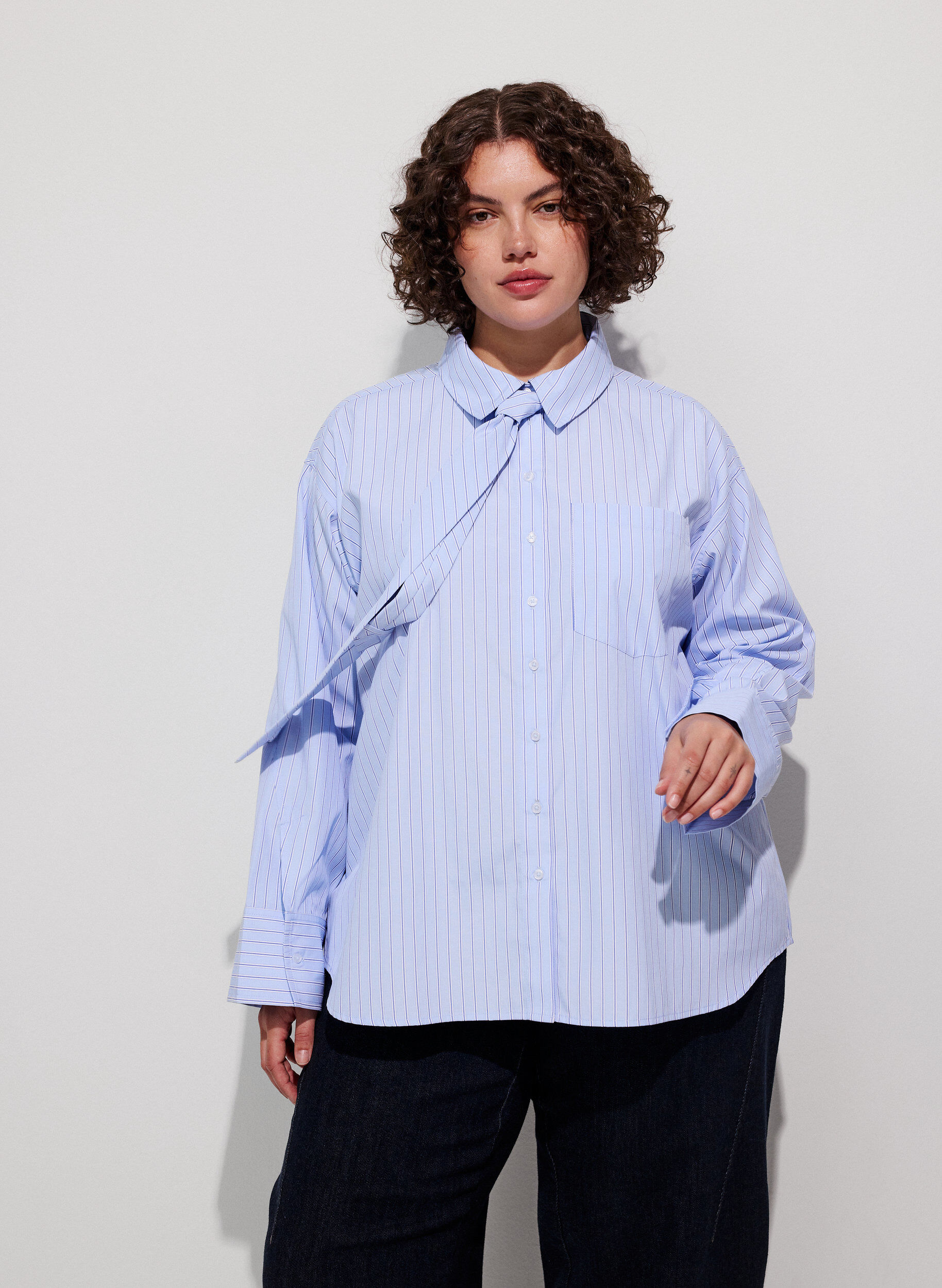 ZizziLockere Bluse mit Bindeband, Blau, Model image number 0