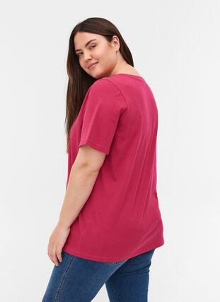 T-Shirt aus Bio-Baumwolle mit V-Ausschnitt, Sangria, Model image number 1