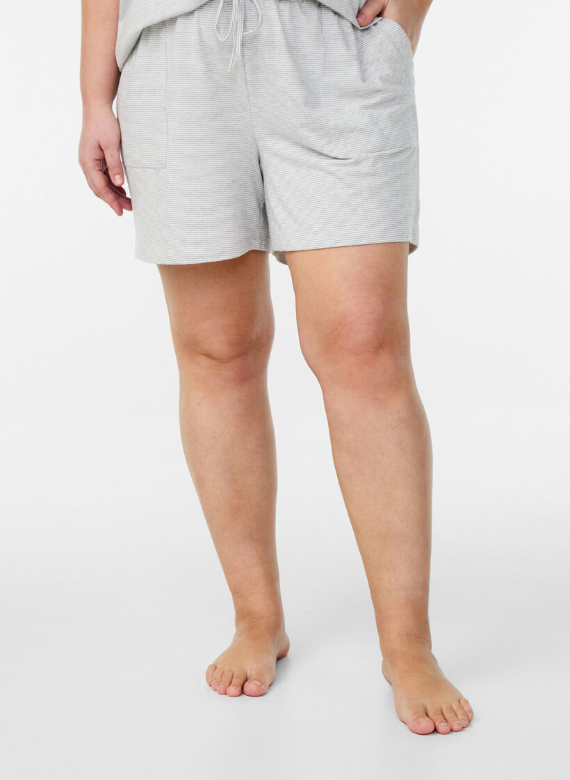 Hoch taillierte Pyjama-Shorts mit Streifenmuster, LGM Stripe, Model image number 2