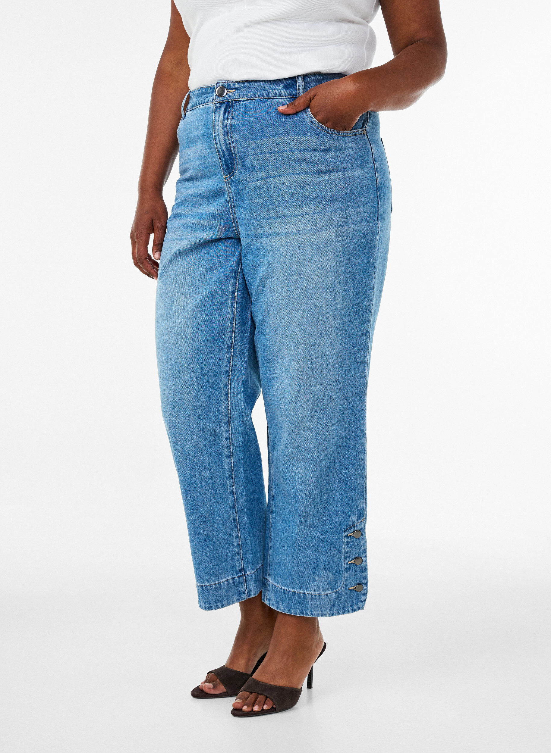 ZizziKurze Kiana Jeans mit gerader Passform und Knopfdetails, Blau, Model image number 2