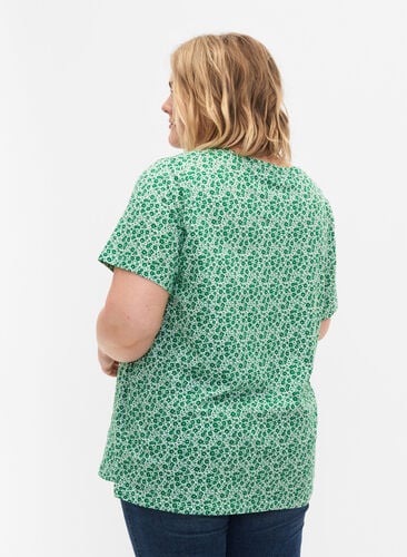 Florales T-Shirt aus Baumwolle mit V-Ausschnitt, Jolly Green AOP, Model image number 1