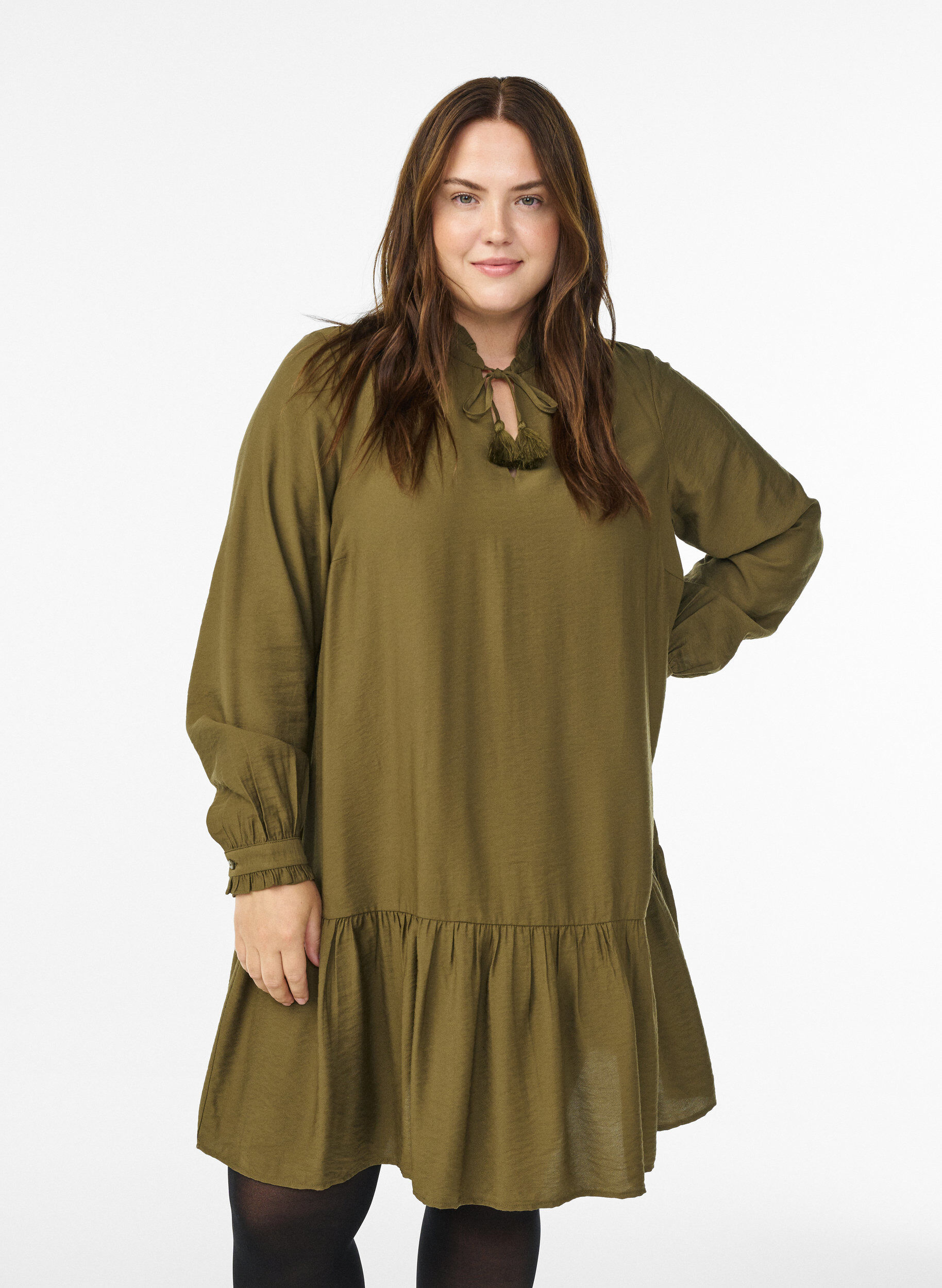 Kurzes A-Linien-Kleid mit R&uuml;schen, Gr&uuml;n, Model