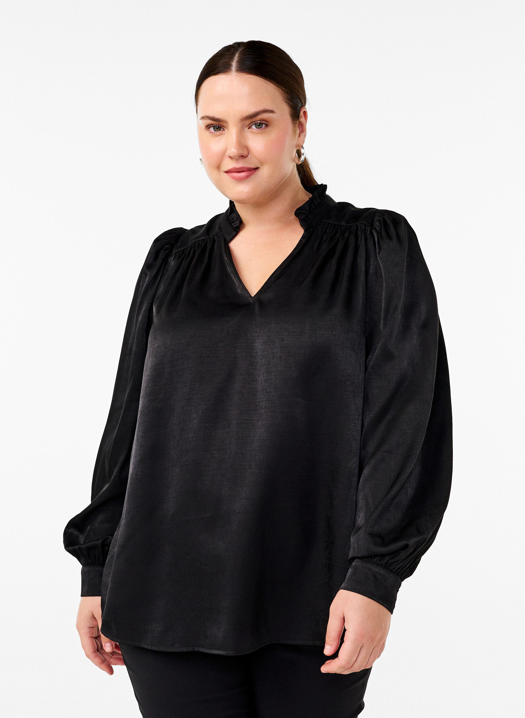 Zizzi Lang&auml;rmelige Bluse mit R&uuml;schen und V-Ausschnitt, Black, Model image number 0