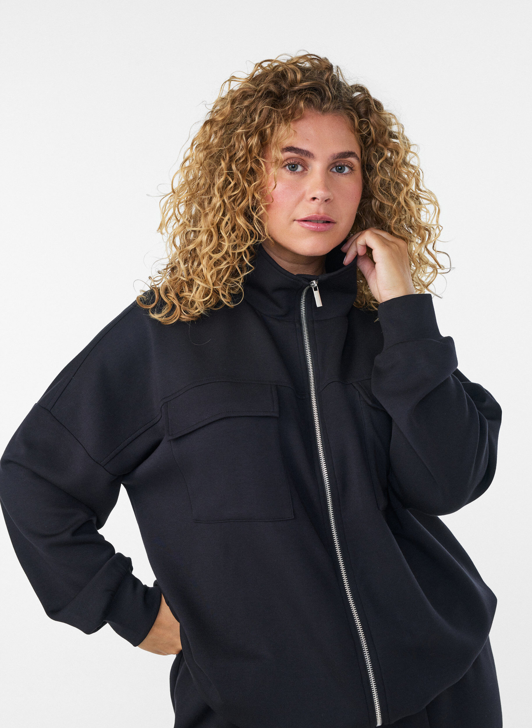 ZizziCardigan aus Jersey mit Rei&szlig;verschluss und hohem Kragen, Schwarz, Model image number 3