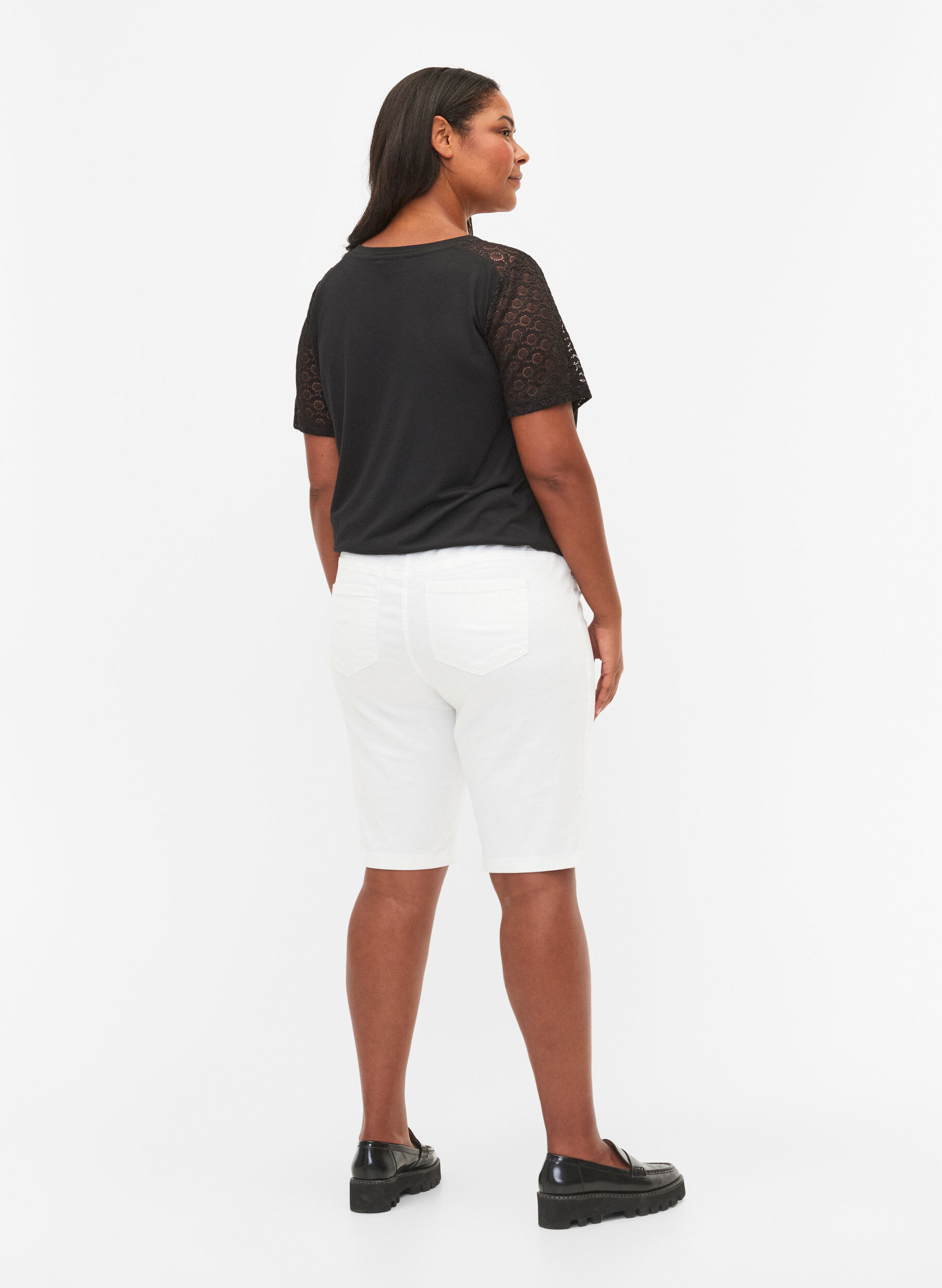 ZizziEng anliegende Shorts mit Ges&auml;&szlig;taschen, White, Model image number 1