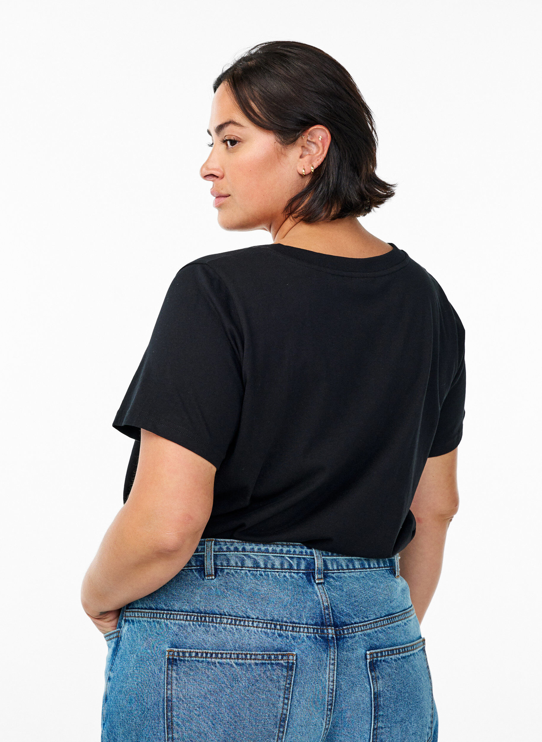 ZizziEinfaches T-Shirt aus Baumwolle mit V-Ausschnitt., Schwarz, Model image number 2