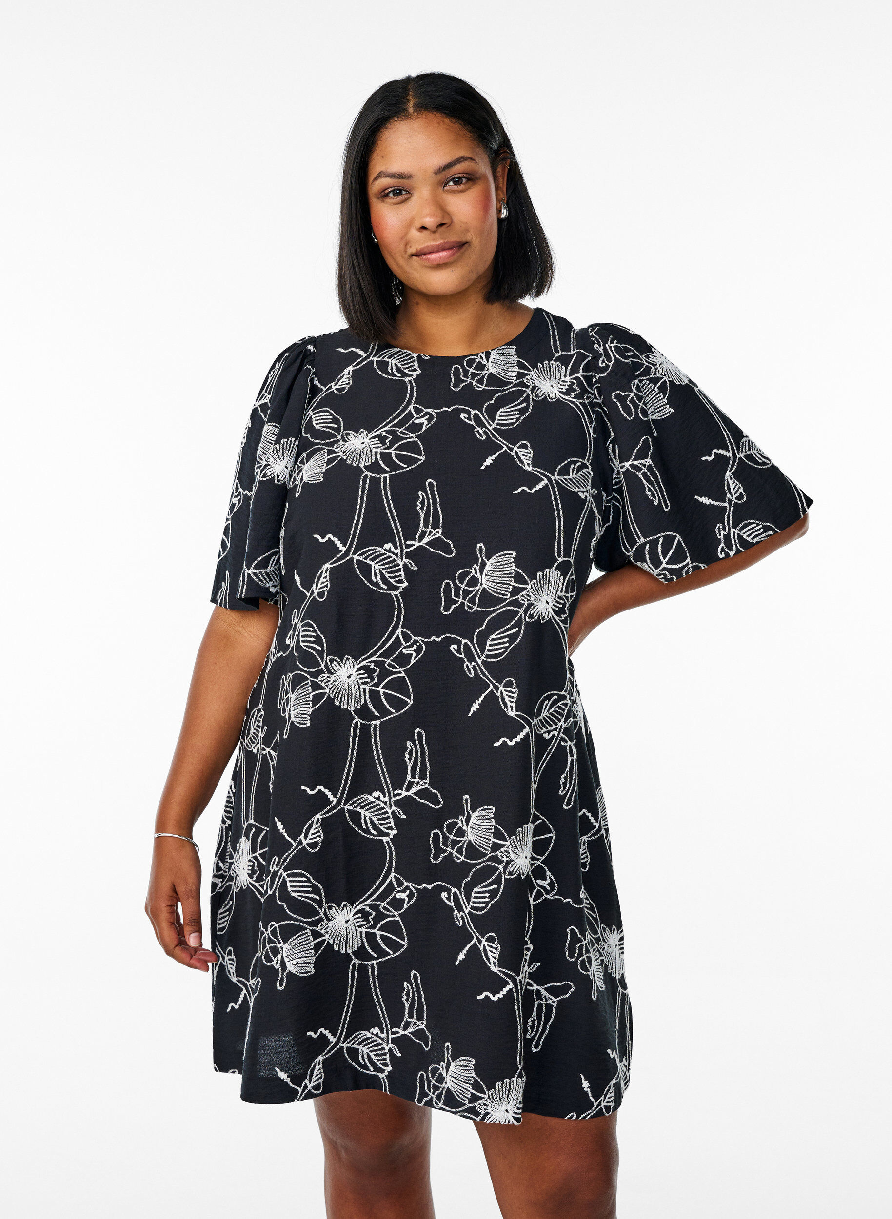 Kurzes A-Linienkleid mit Stickmuster, Schwarz, Model