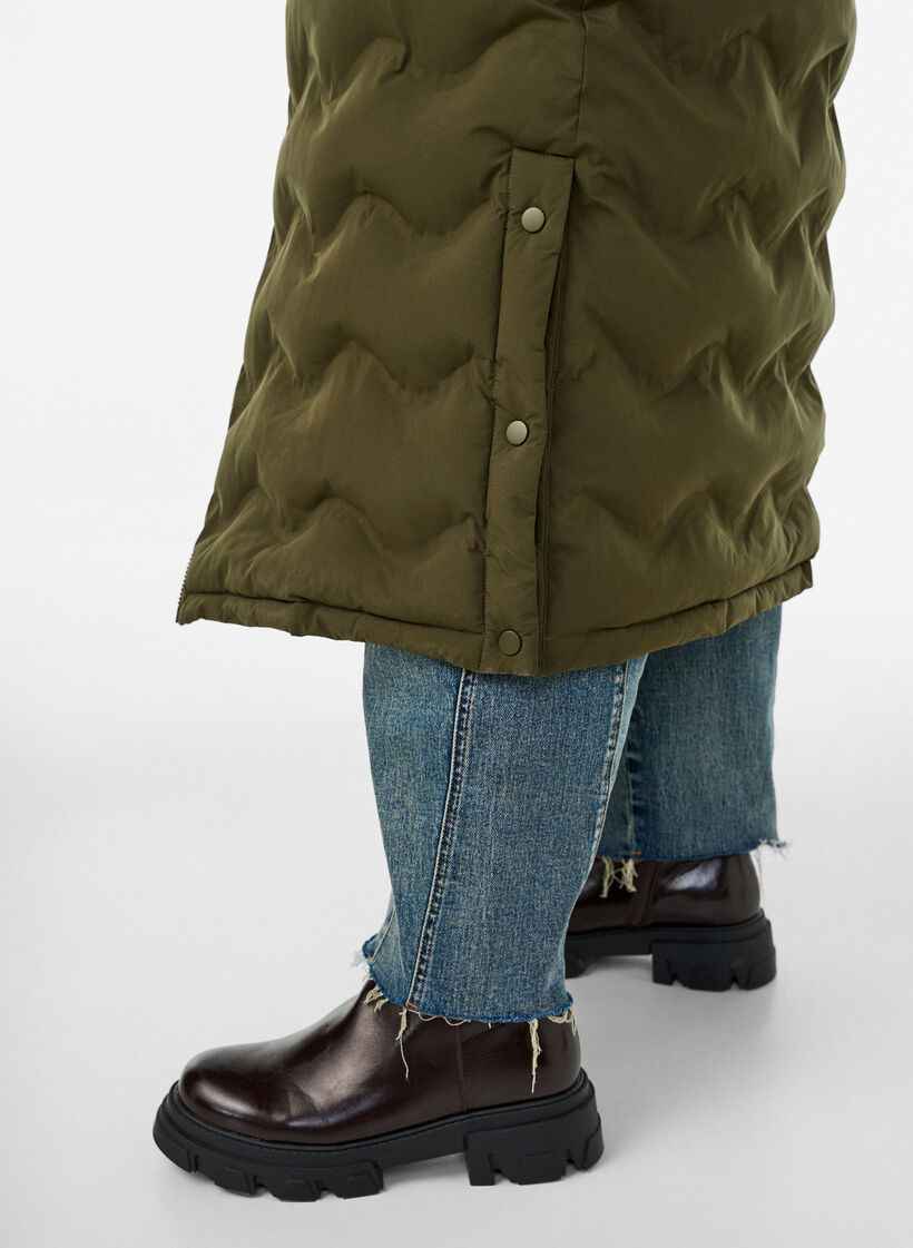 Lange Kapuzen-Steppjacke mit Wellenmuster, Gr&uuml;n, Model