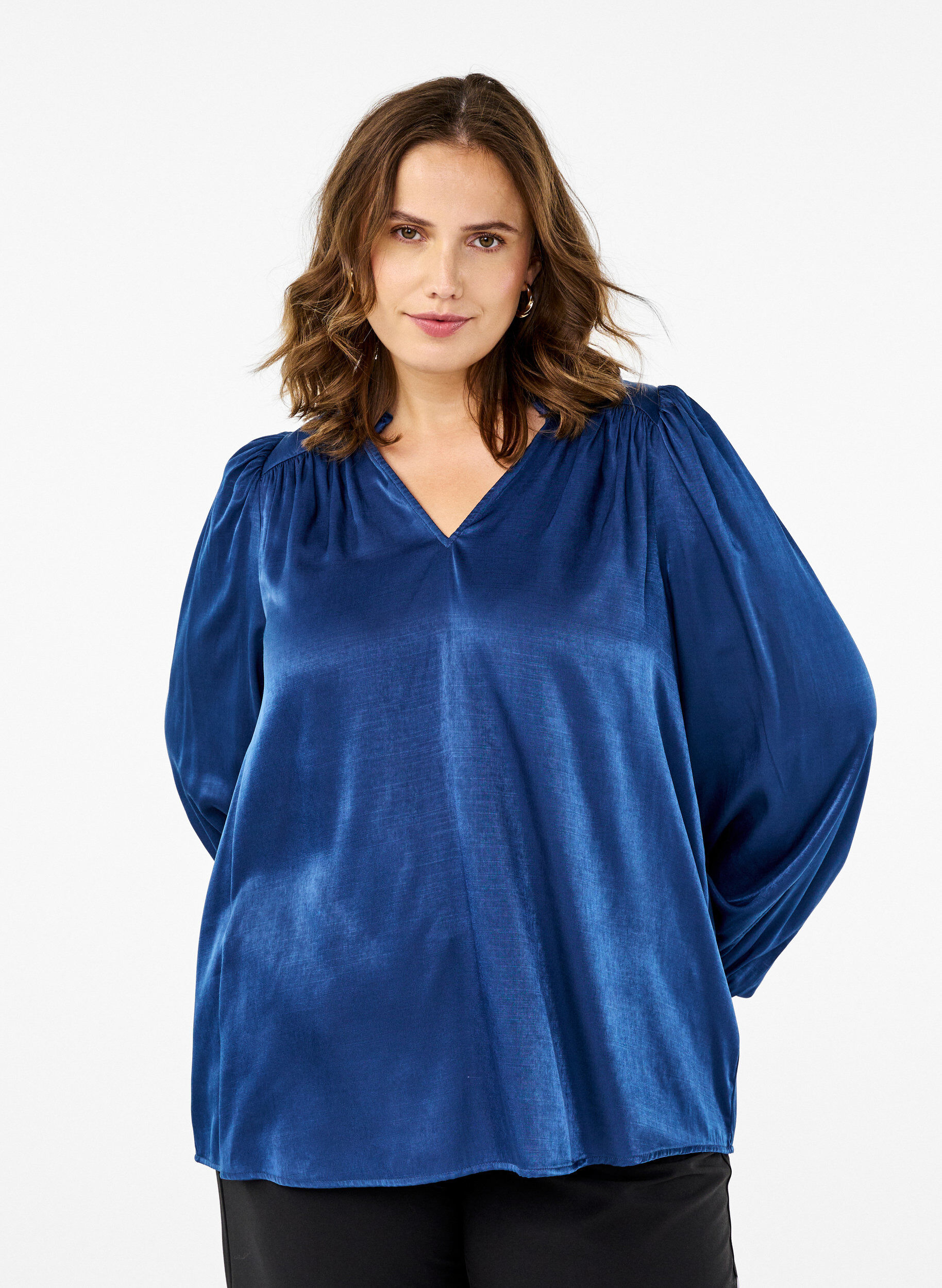 Zizzi Lang&auml;rmelige Bluse mit R&uuml;schen und V-Ausschnitt, Estate Blue, Model image number 0