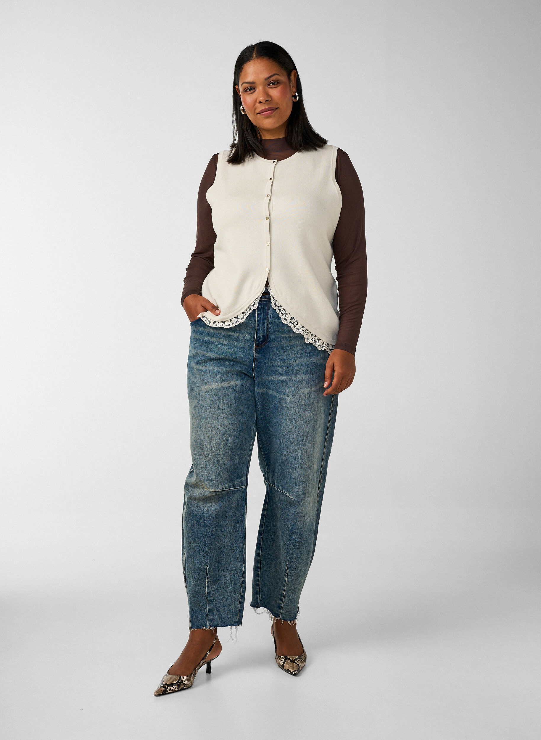 ZizziStrickweste mit Spitzenbesatz, Vanille, Model image number 1