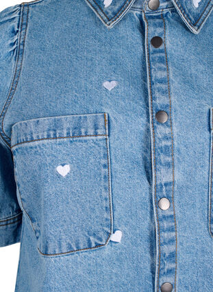 Jeanskleid mit aufgestickten Herzen, Light blue denim, Packshot image number 2
