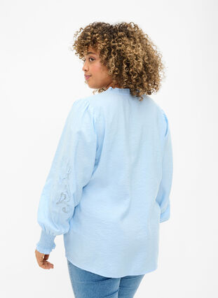 Bluse mit Rüschen und Lochstickerei, Chambray Blue, Model image number 1