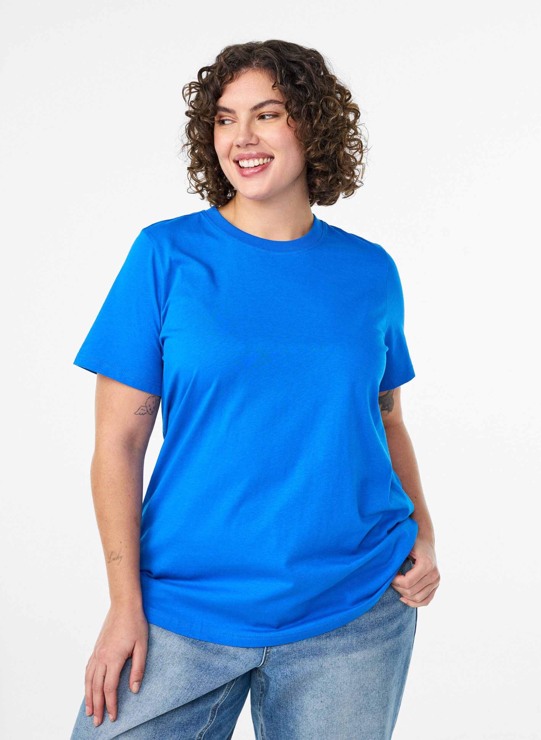 Basic-T-Shirt aus Baumwolle mit Rundhalsausschnitt, Blau, Model